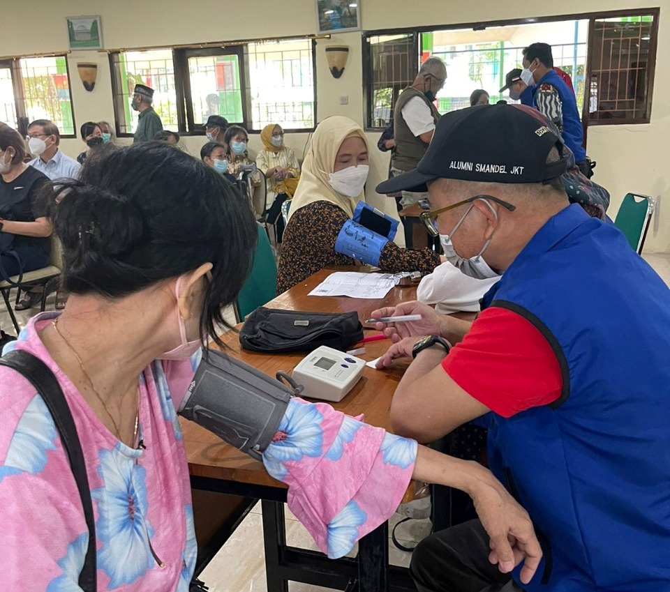 Kegiatan Sentra Vaksiansi Covid-19 yang ditargetkan untuk para lansia di Gedung Sekolah SMAN 8 Jakarta, Tebet, Jakarta Selatan.