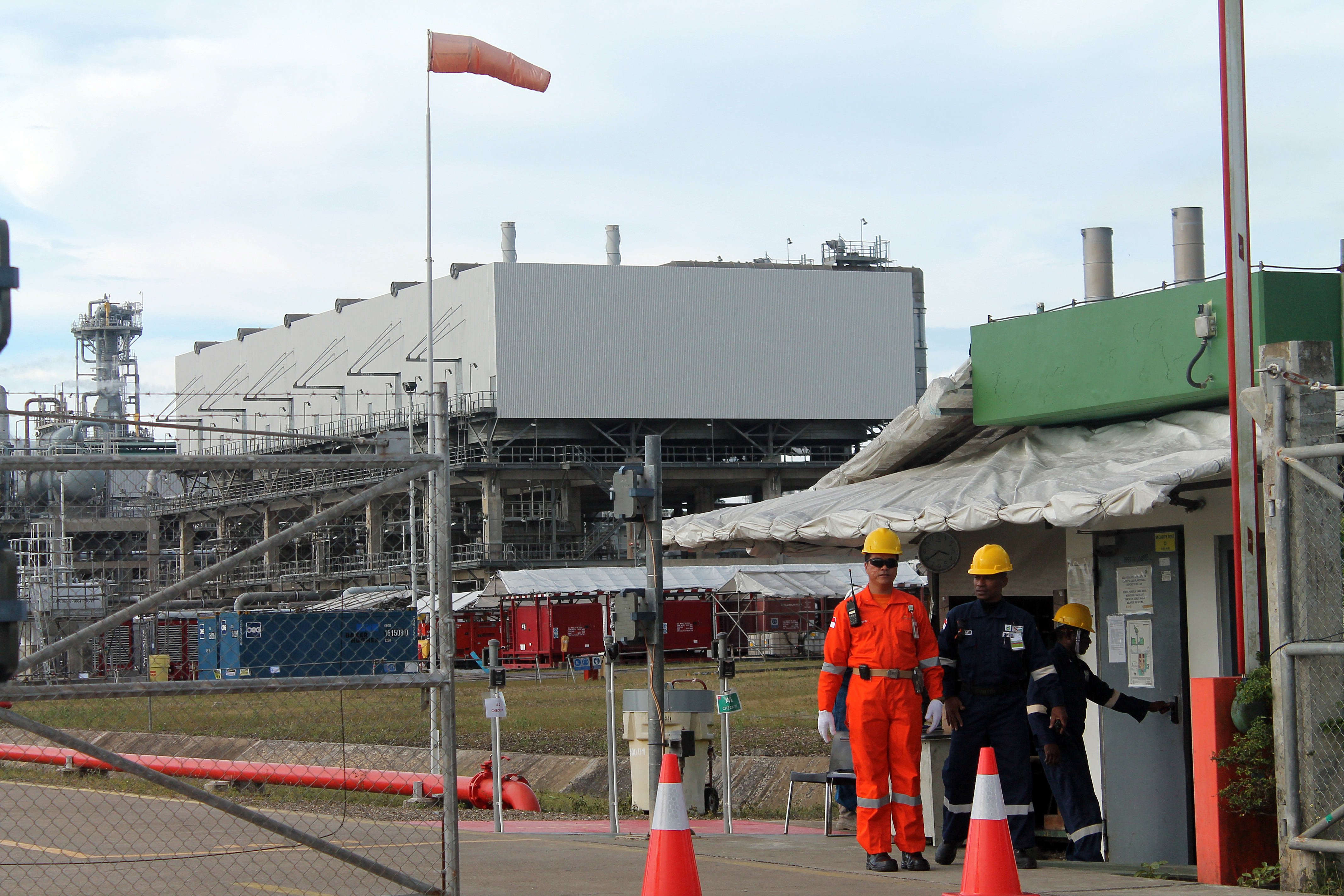 Petugas menjaga pintu masuk train LNG Tangguh di Distrik Babo, Teluk Bintuni, Papua.