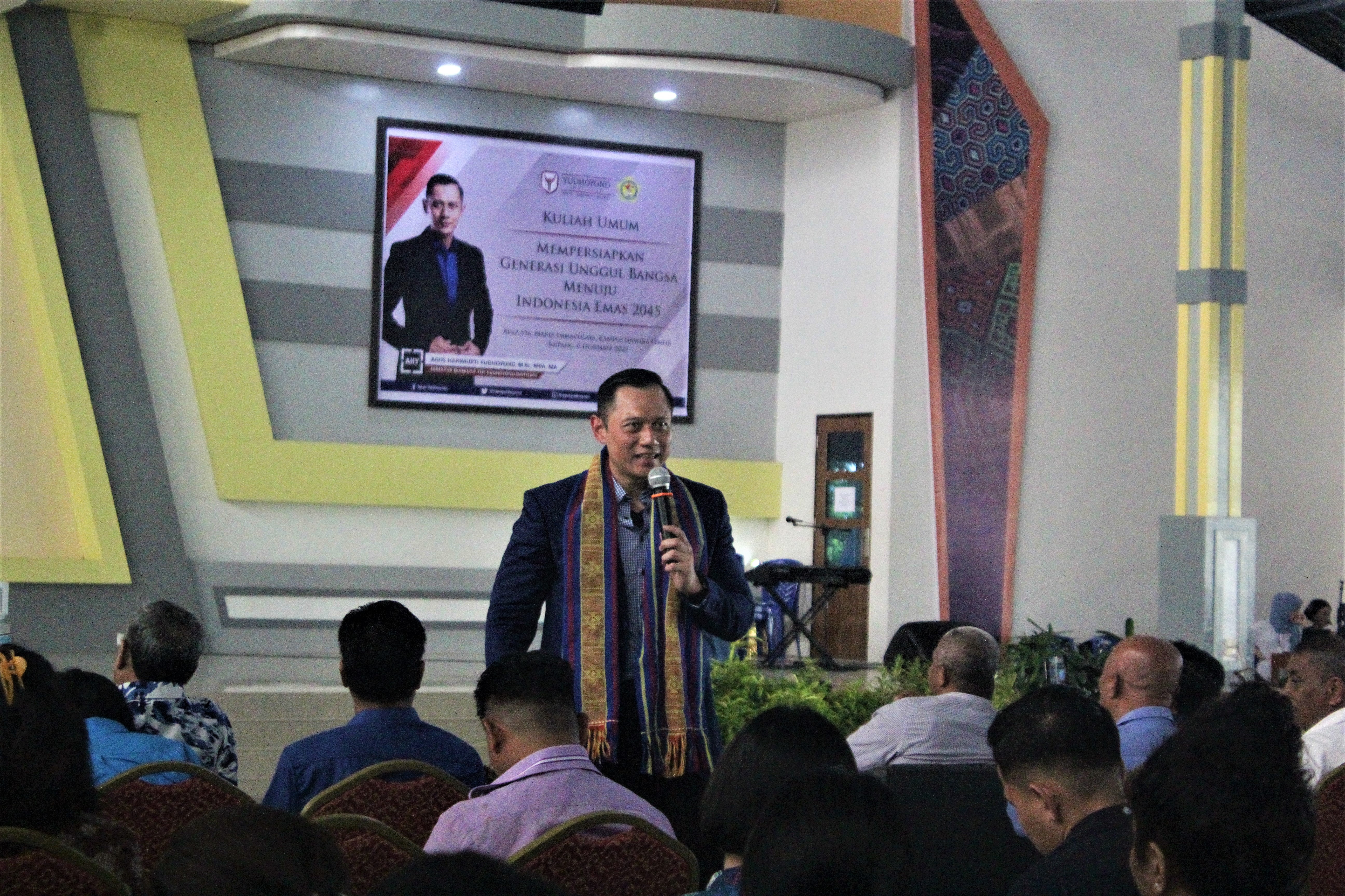 Ketua Umum Partai Demokrat, Agus Harymurti Yudhoyono memberikan kuliah umum di Universitas Katolik Widya Mandira Kupang, NTT, Selasa (6/12).