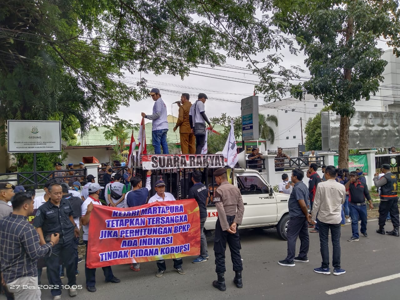 Warga Kabupaten Banjar, Kalimantan Selatan, menggelar unjuk rasa menuntut pengusutan dugaan korupsi di tubuh DPRD. 