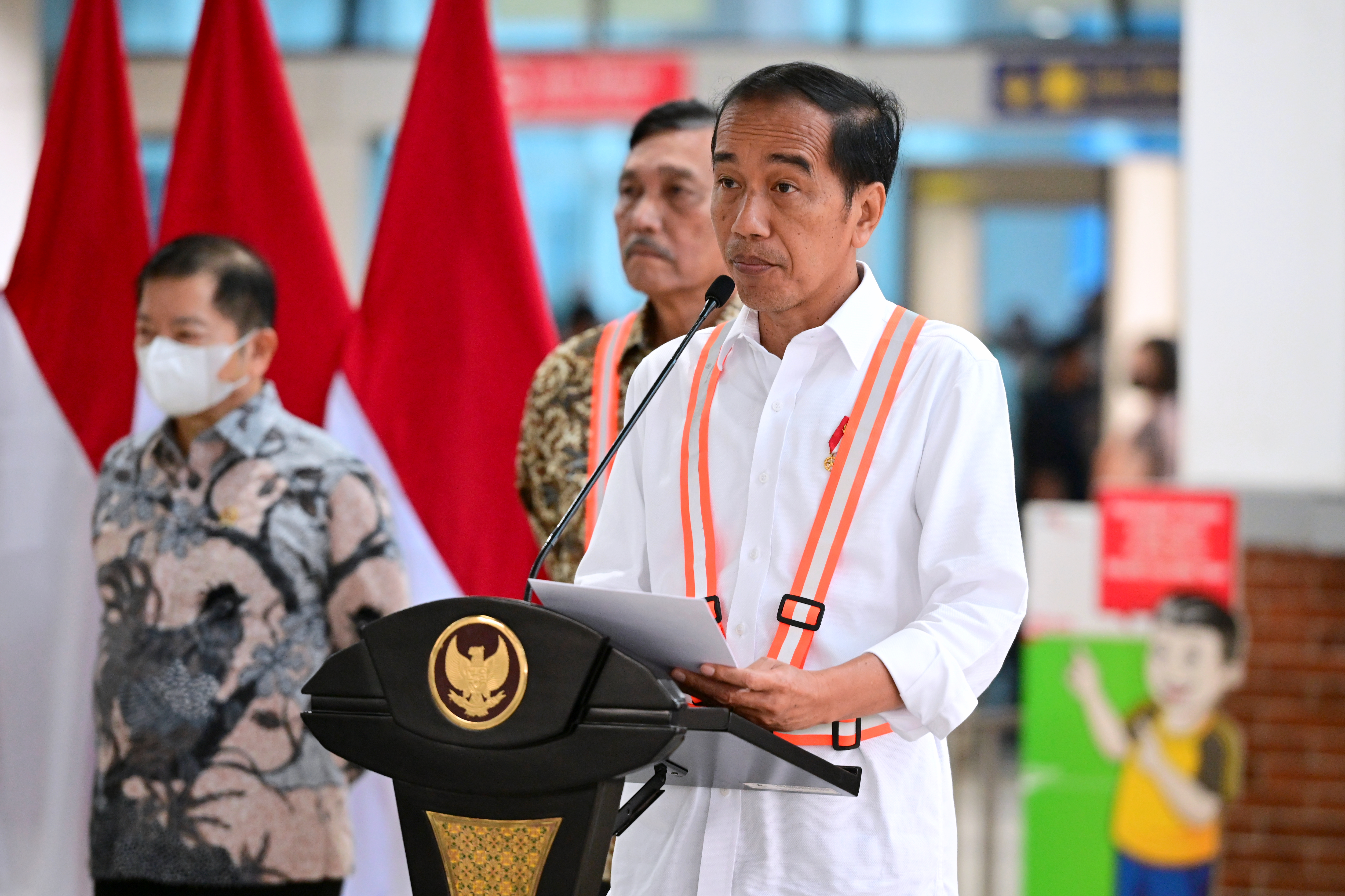 Presiden Joko Widodo (dua kiri) 