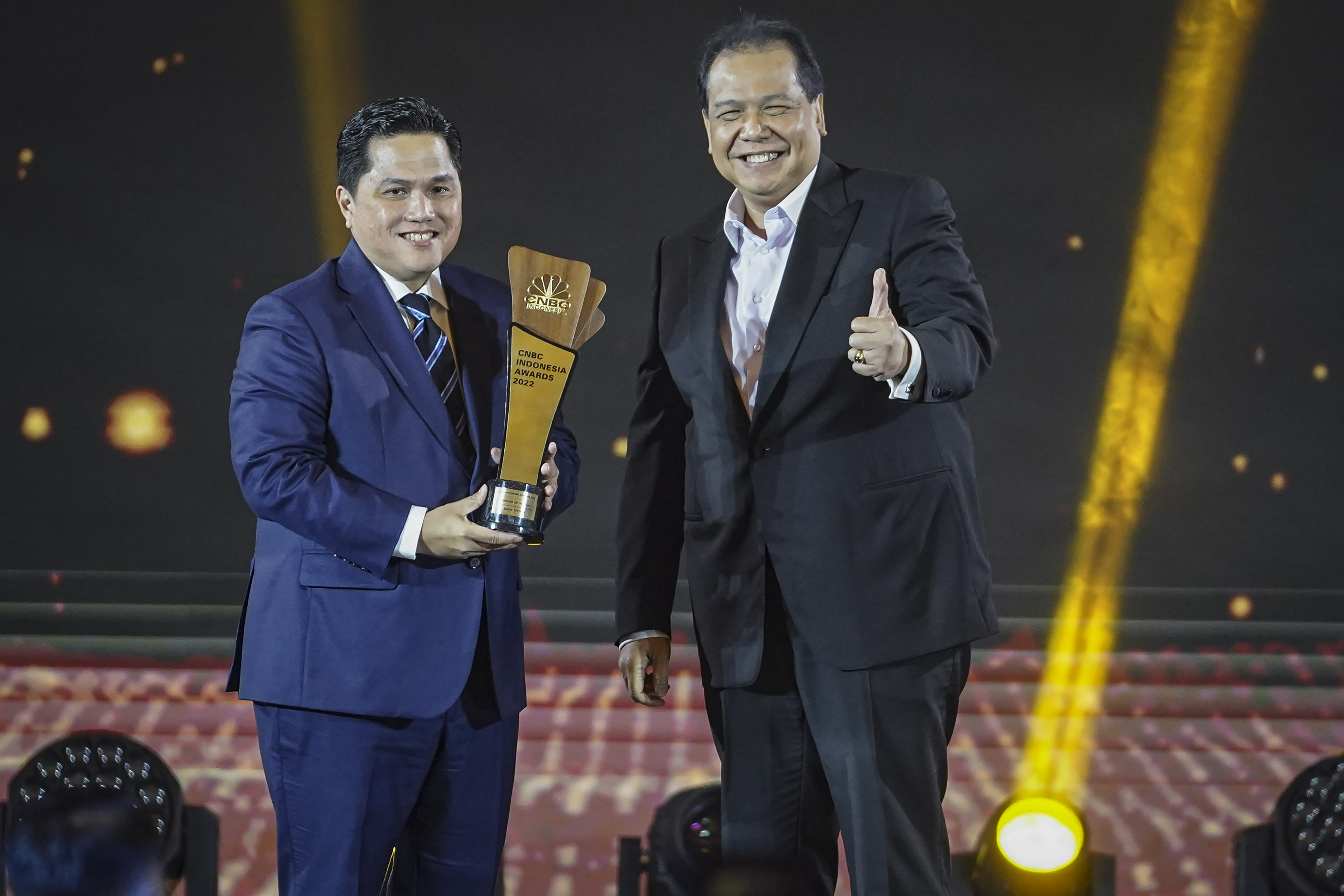 Menteri BUMN Erick Thohir (kiri) menerima penghargaan Minister Of The Year dari Founder and Chairman CT Corp Chairul Tanjung (kanan) pada CN