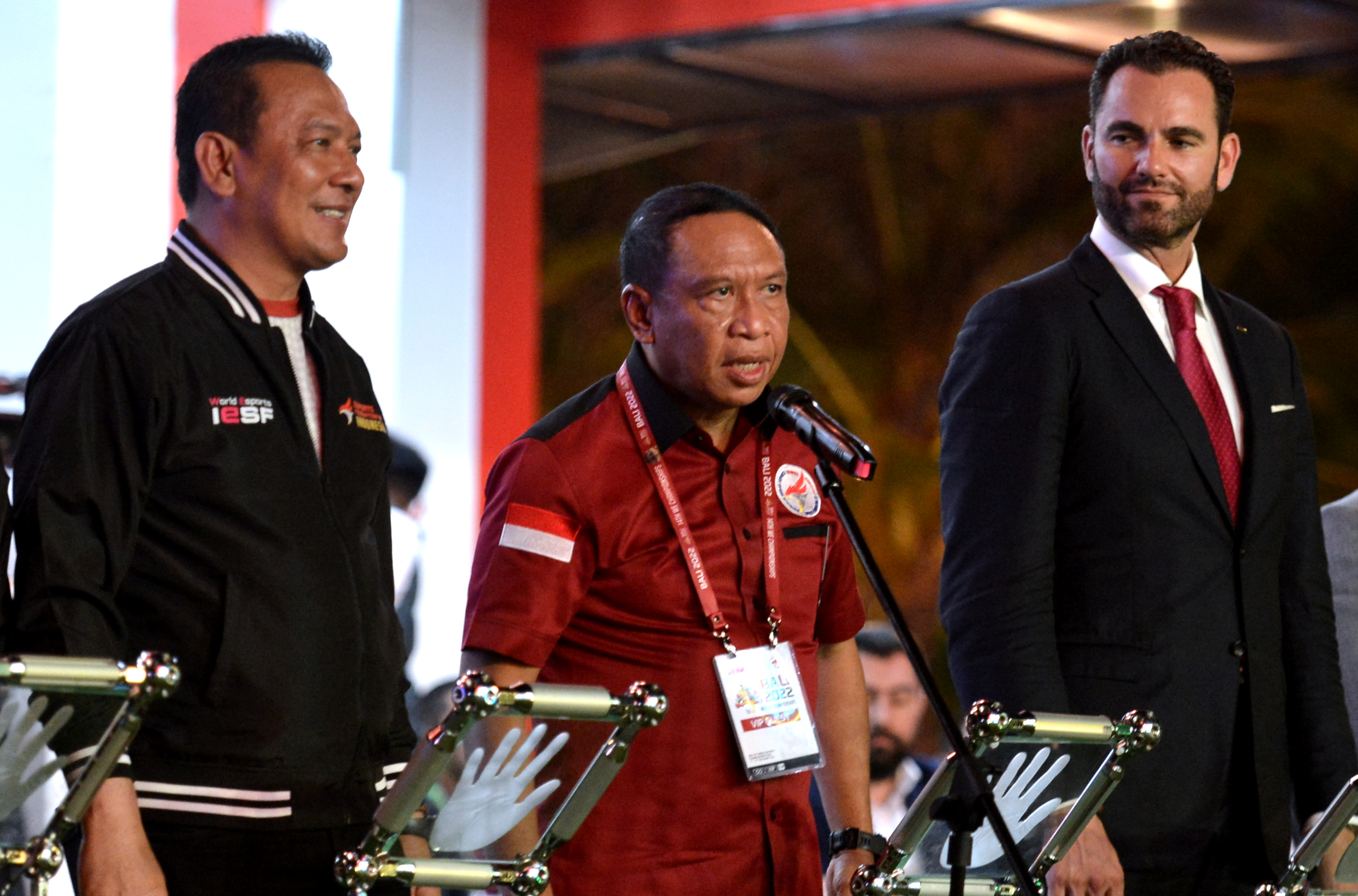 Menteri Pemuda dan Olahraga (Menpora) Zainudin Amali (tengah)