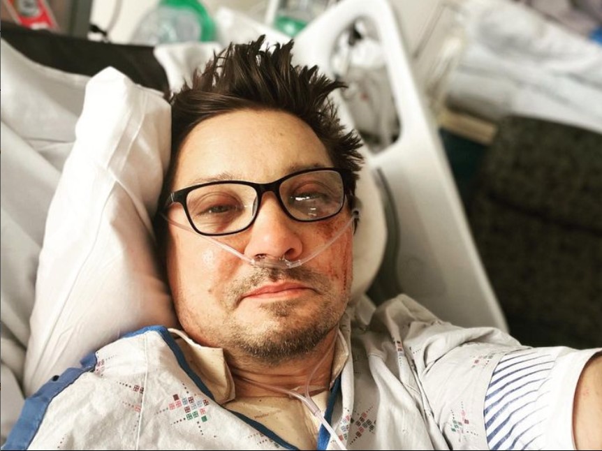 Foto Jeremy Renner di tempat tidur rumah sakit yang diunggahnya di Instagram.