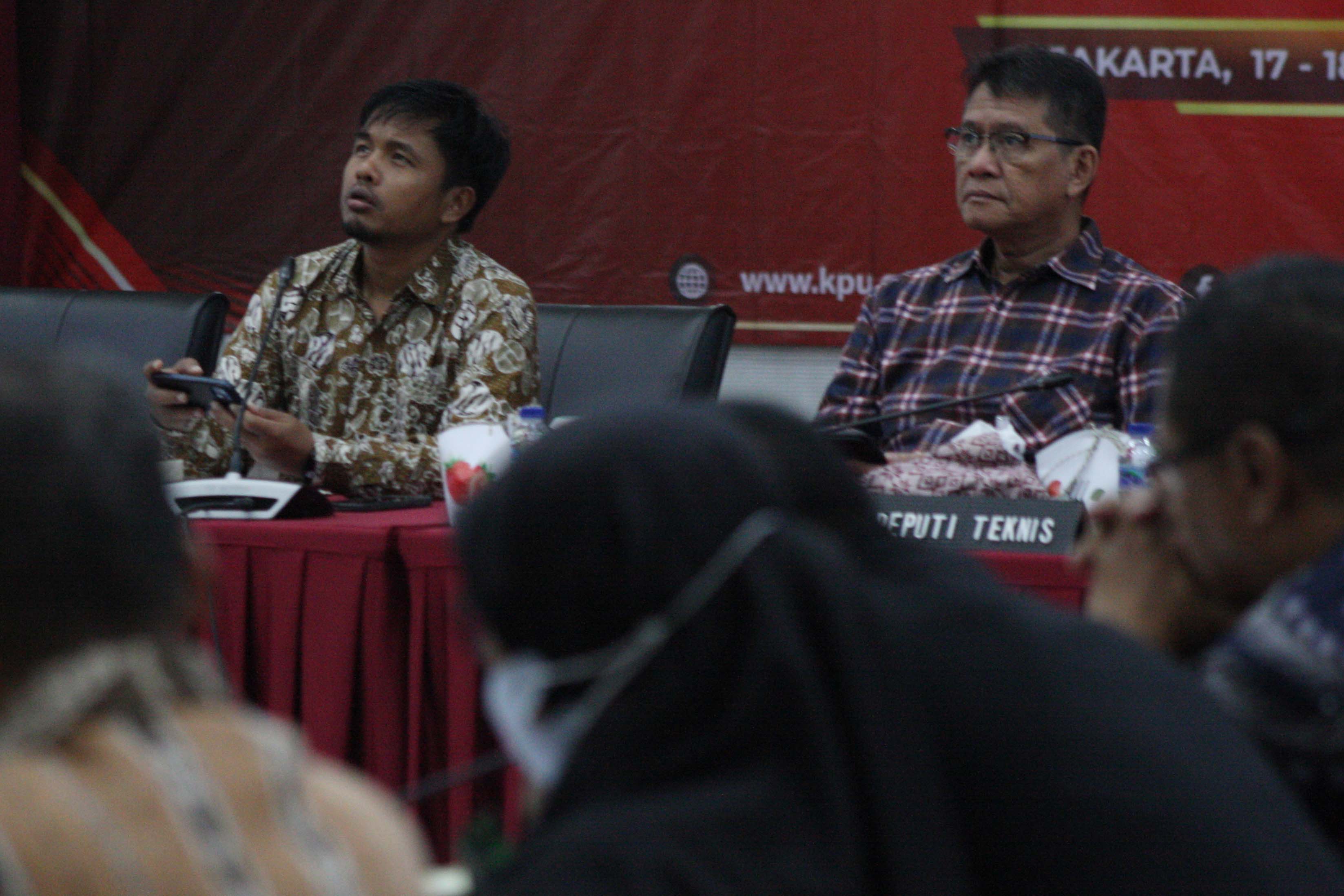 Anggota KOmisi Pemilihan Umum (KPU) Idham Holik (kiri)