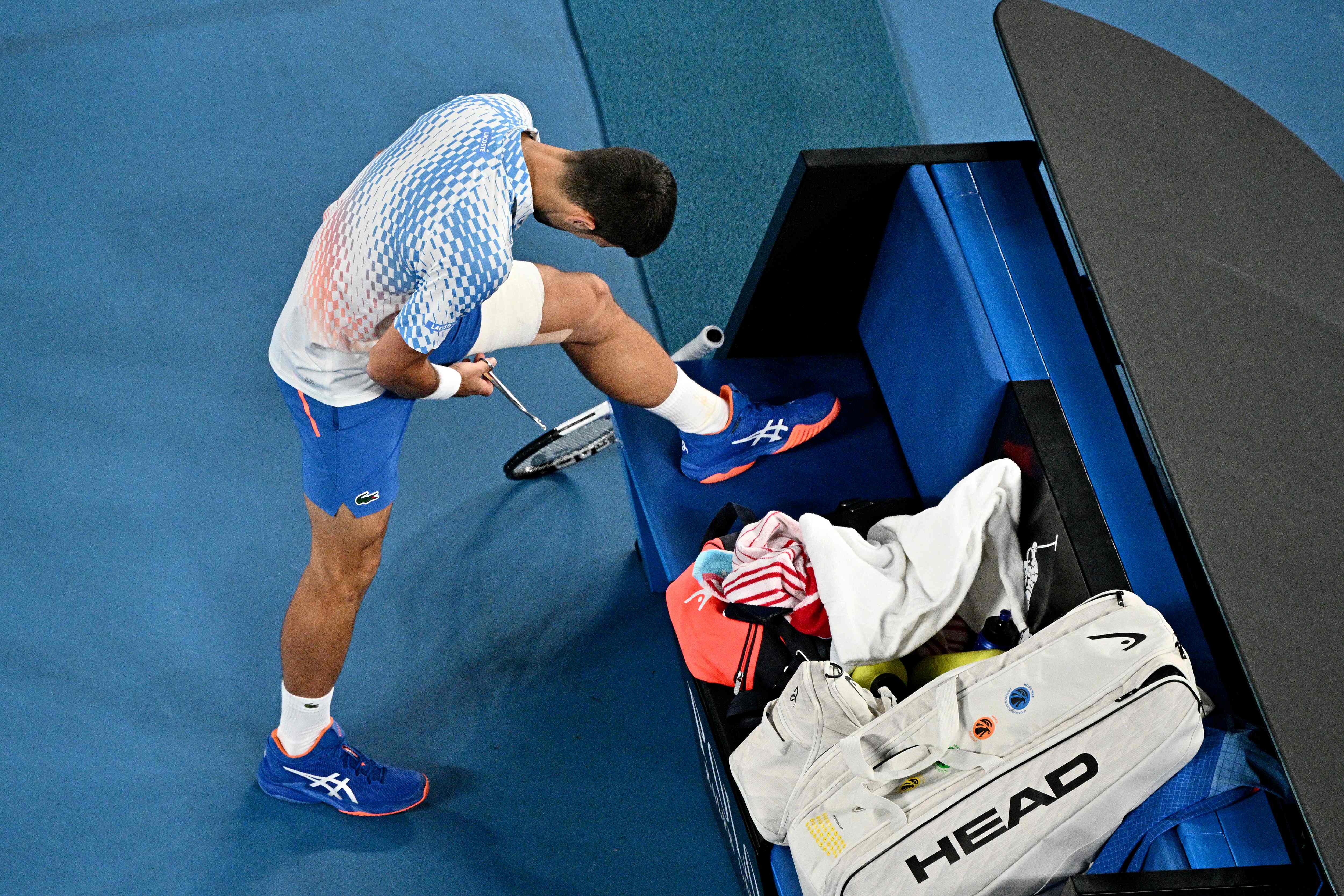 Melawan Cedera Hamstring, Djokovic Lolos ke Babak Ketiga
