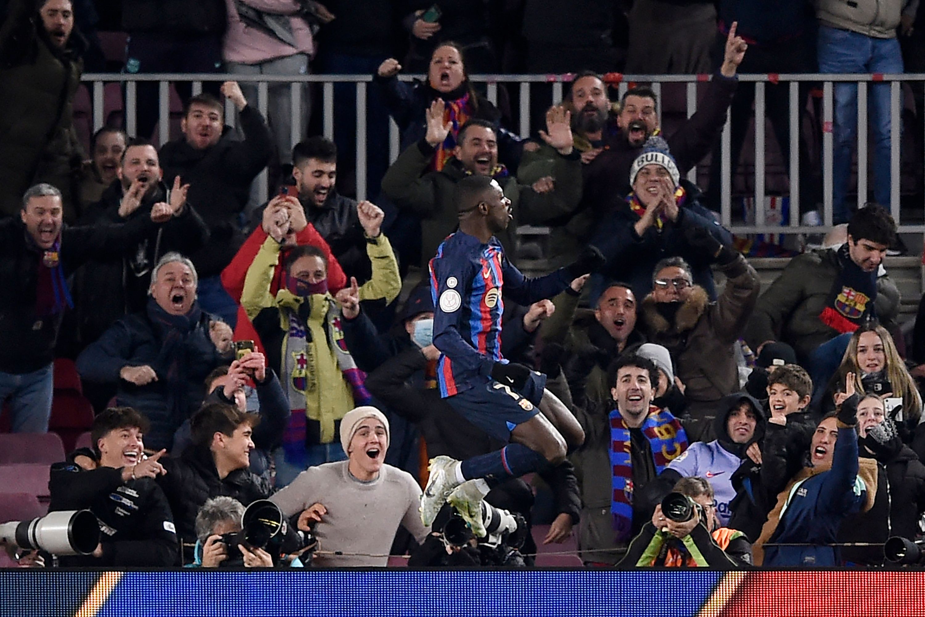 Penyerang Barcelona Ousmane Dembele melakukan selebrasi usai mencetak gol ke gawang Real Sociedad di laga Copa del Rey.