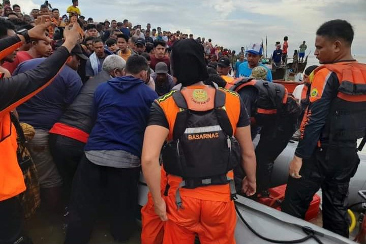 Tim SAR gabungan saat mengevakuasi korban tenggelam di Desa Seumatang Muda Itam, Kecamatan Peureulak, Kabupaten Aceh Timur. 