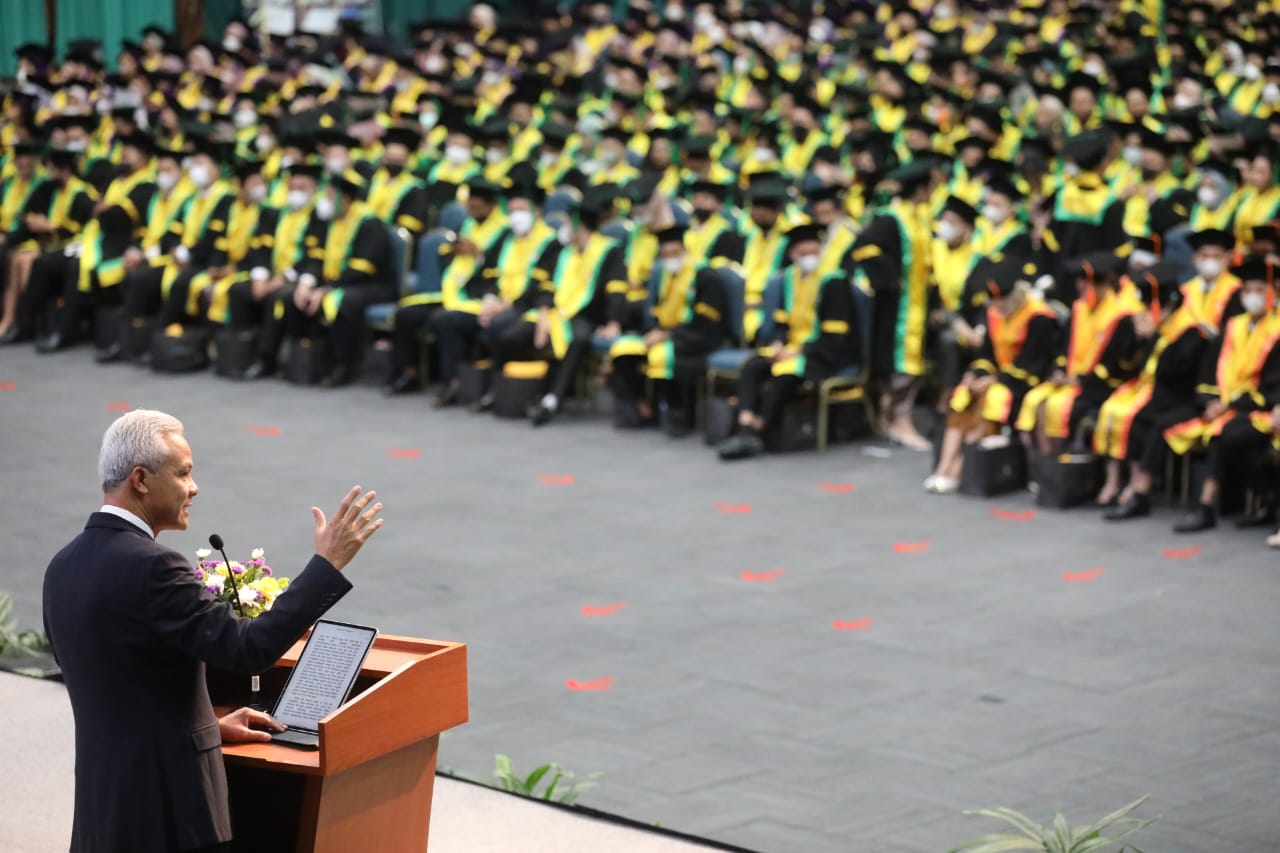 Gubernur Jateng Ganjar memberikan orasi ilmiah Dies Natalis di hadapan 1.204 wisudawan Universitas Prof. Dr. Moestopo (Beragama) di JCC