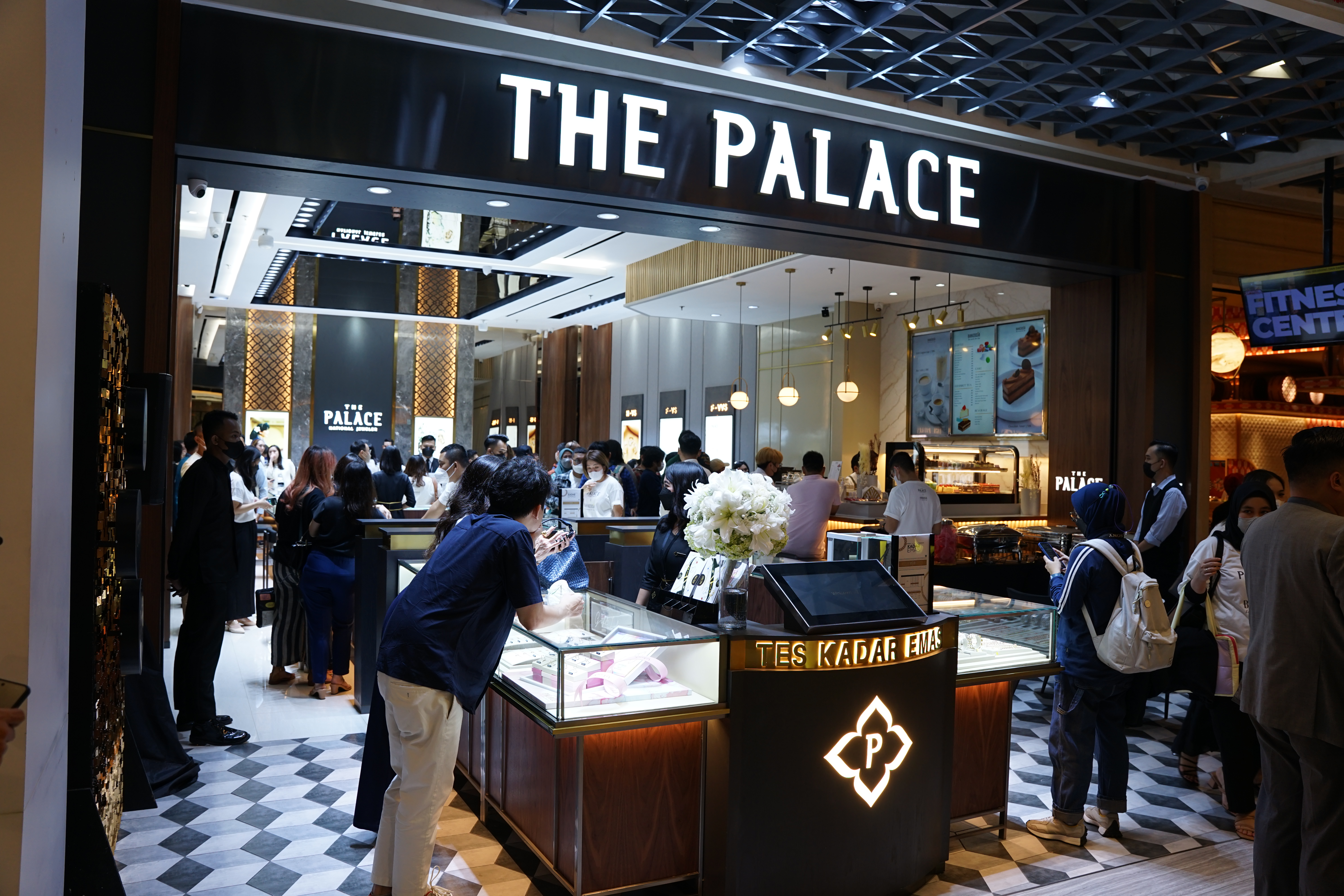 The Palace Jeweler ini memperkenalkan konsep baru 'lifestyle jewelry & cafe' di Living World Mall, Alam Sutera, Tangerang Selatan. 