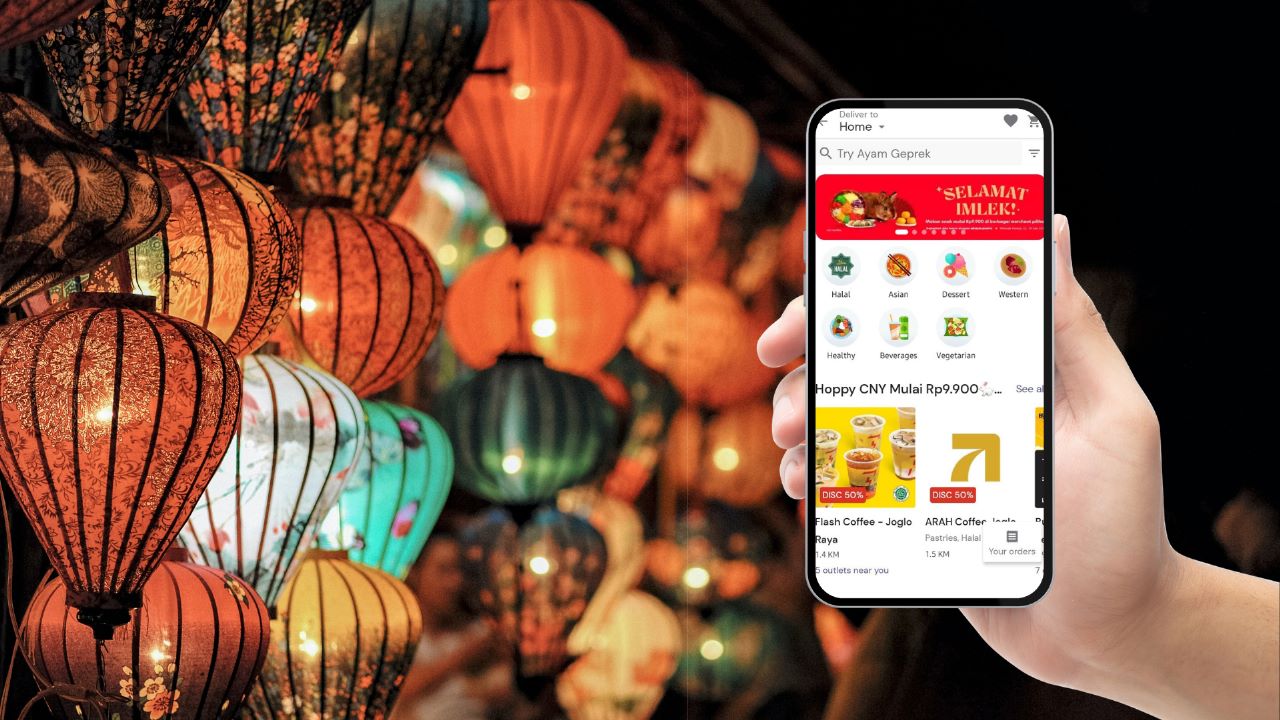 Aplikasi Airasia tampak pada layar telepon seluler.  