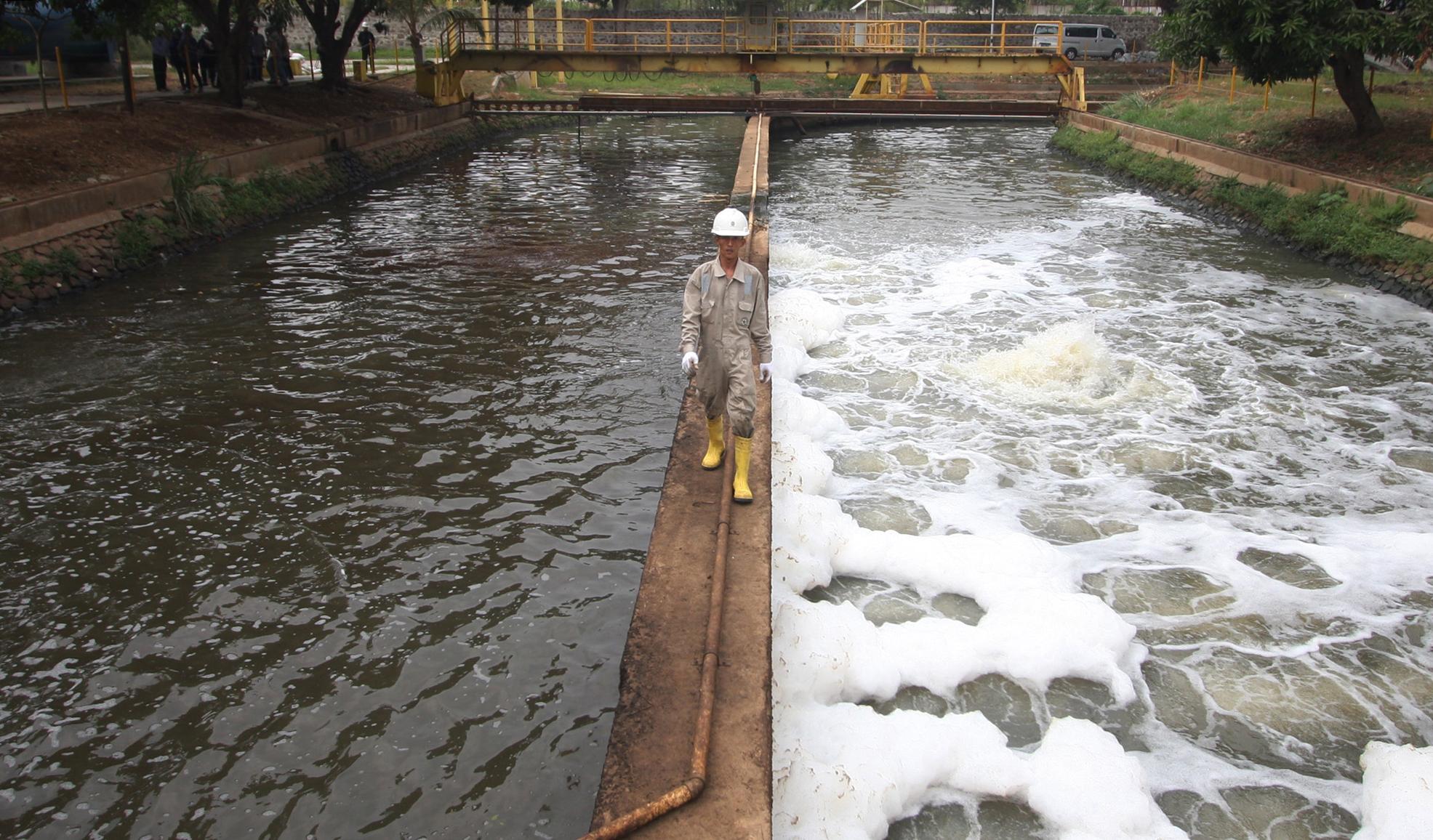 Petugas melakukan perawatan rutin di Instalasi Pengolahan Air Cilandak PT PAM Lyonnaise Jaya (Palyja), Jakarta Selatan.