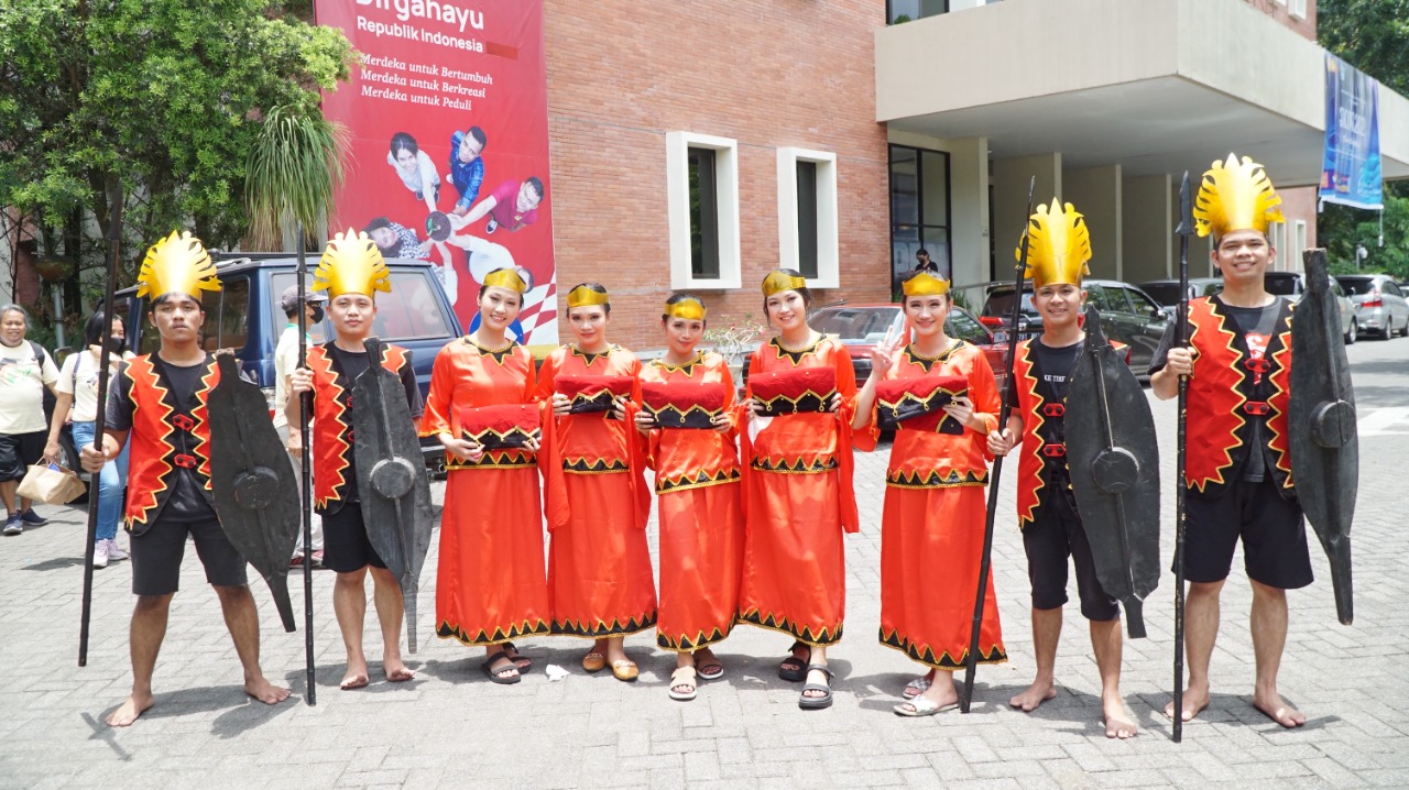 Sejumlah mahasiswa asal Nias memakai pakaian adat dalam perayaan Dies Natalis Universitas Sanata Dharma.