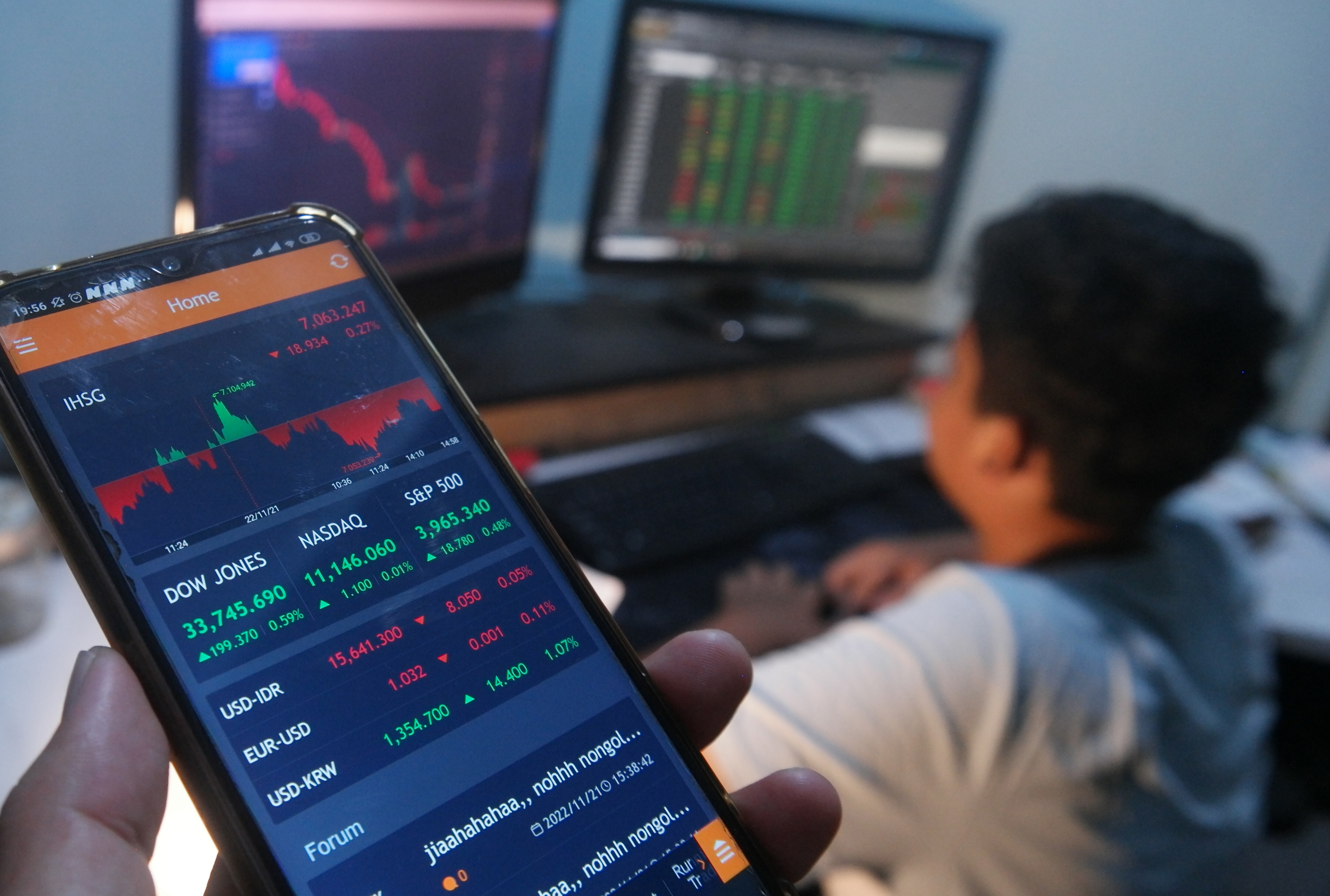 Warga memantau pergerakan harga saham di Serpong, Tangerang Selatan, kemarin.