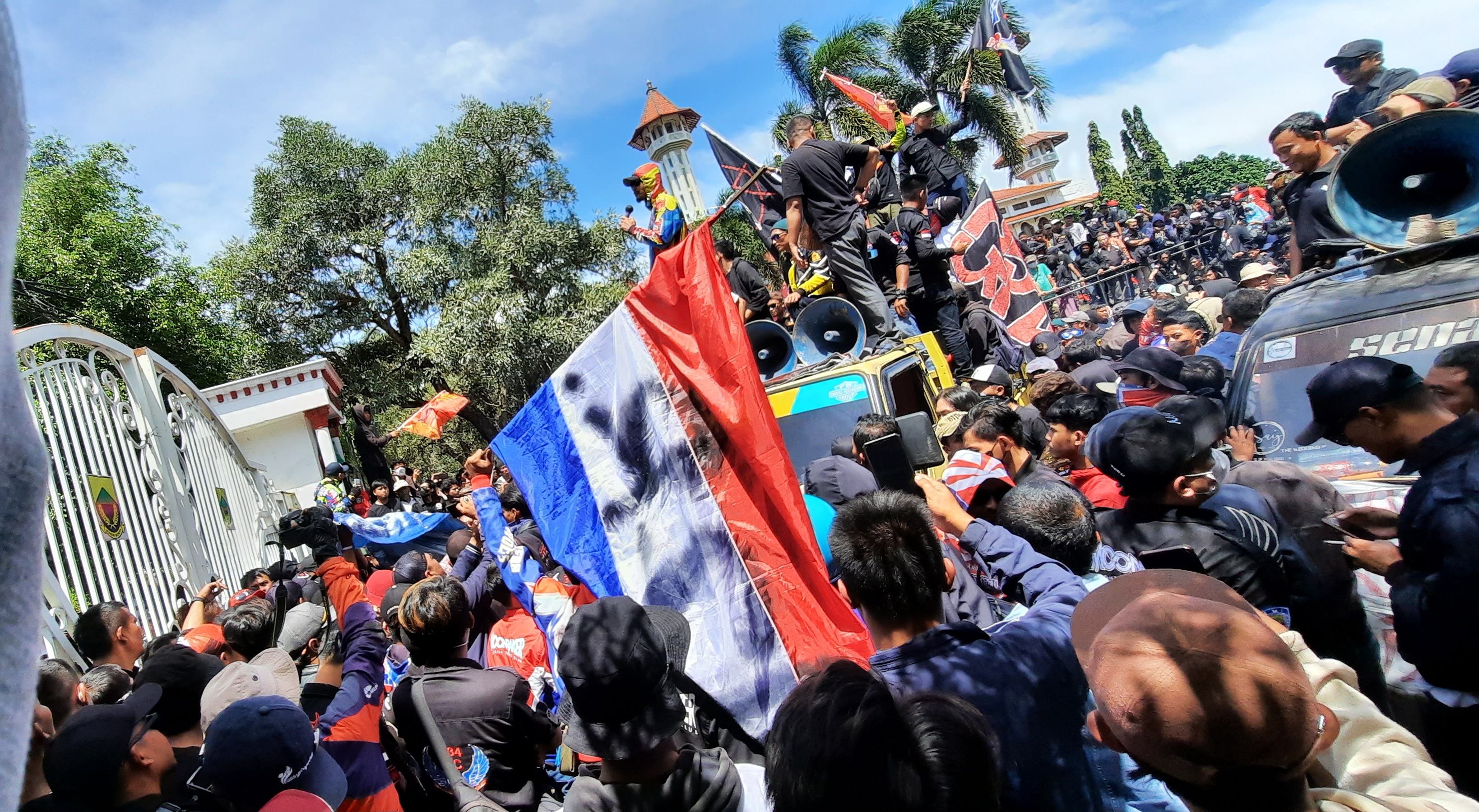 Kecewa Penanganan Pascagempa, Massa Unjuk Rasa Di Pendopo Cianjur