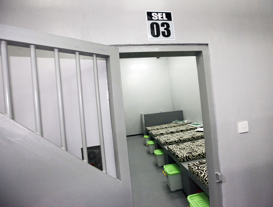 Suasana ruang sel kapasitas lima orang di dalam Rutan KPK.