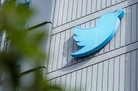 Logo Twitter terlihat di kantor media sosial itu di San Francisco, California, AS.