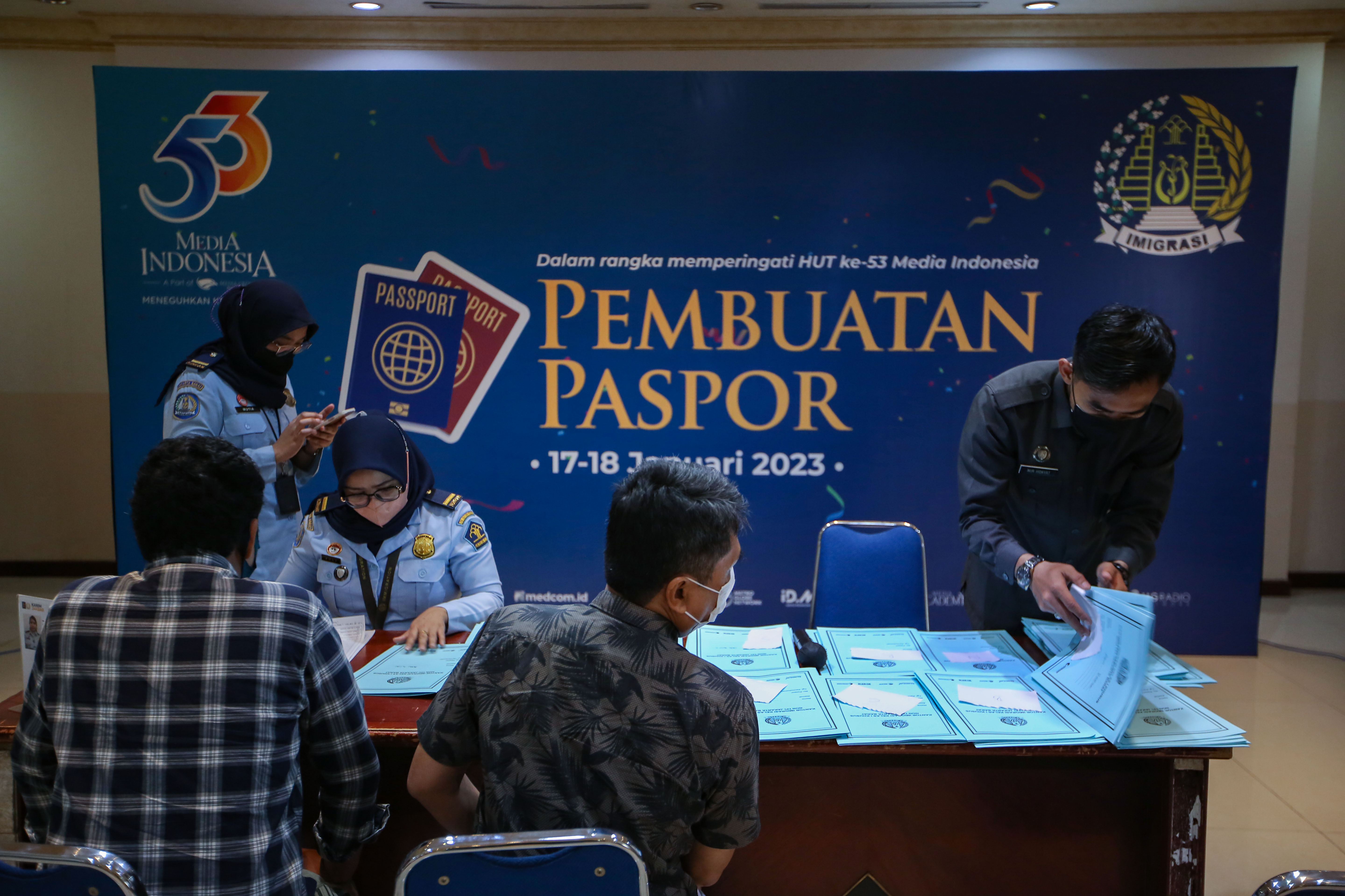 Petugas imigrasi melayani karyawan dan keluarga Media Group yang akan membuat dan memperpanjang masa berlaku paspor.