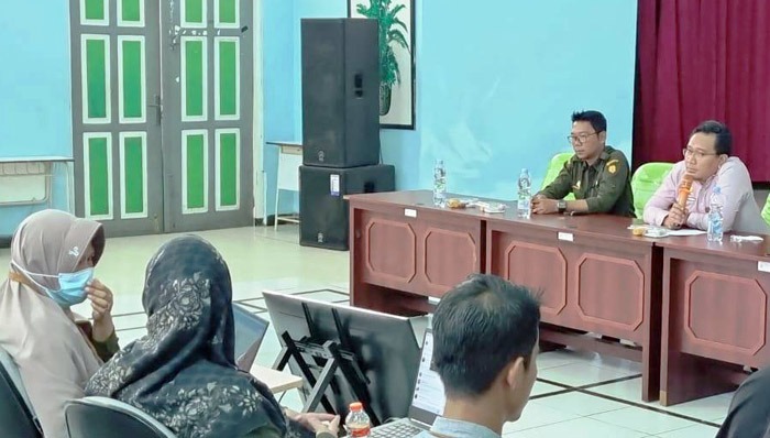 Kepala SMKPPN Banjarbaru, Budi Santoso [kanan] didampingi Kasubag TU, Johan Pujianto memimpin Rapat Struktur Organisasi 2023.