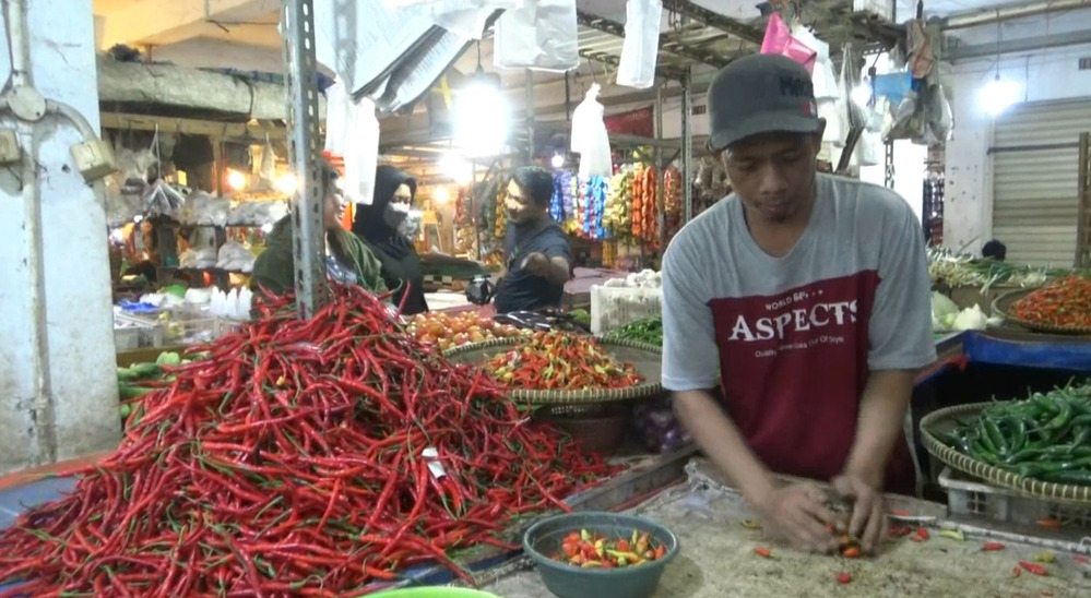 Harga cabai dan sayur naik karena kekurangan pasokan akibat cuaca ekstrem.