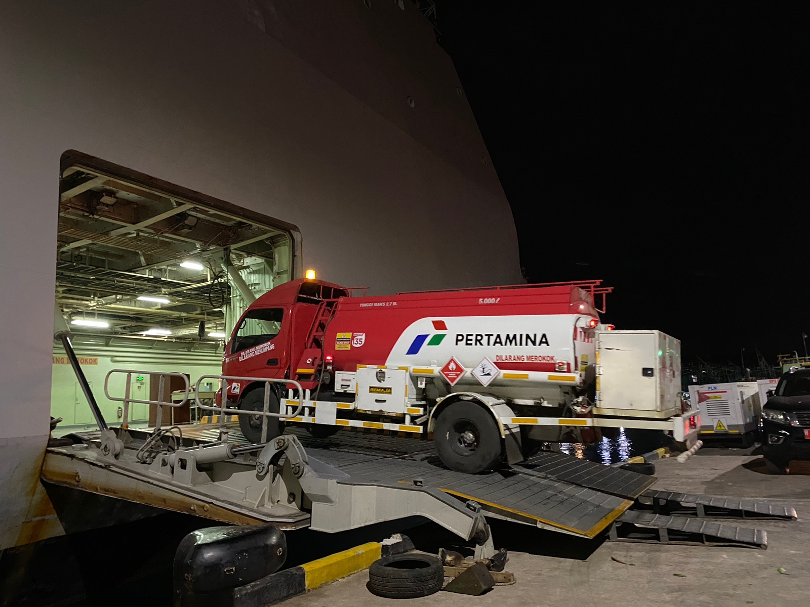 Kapal Perang Republik Indonesia (KRI) Makassar-590 berhasil menyandarkan kapalnya di Karimun Jawa membawa truk Pertamina dan logistik, Kamis