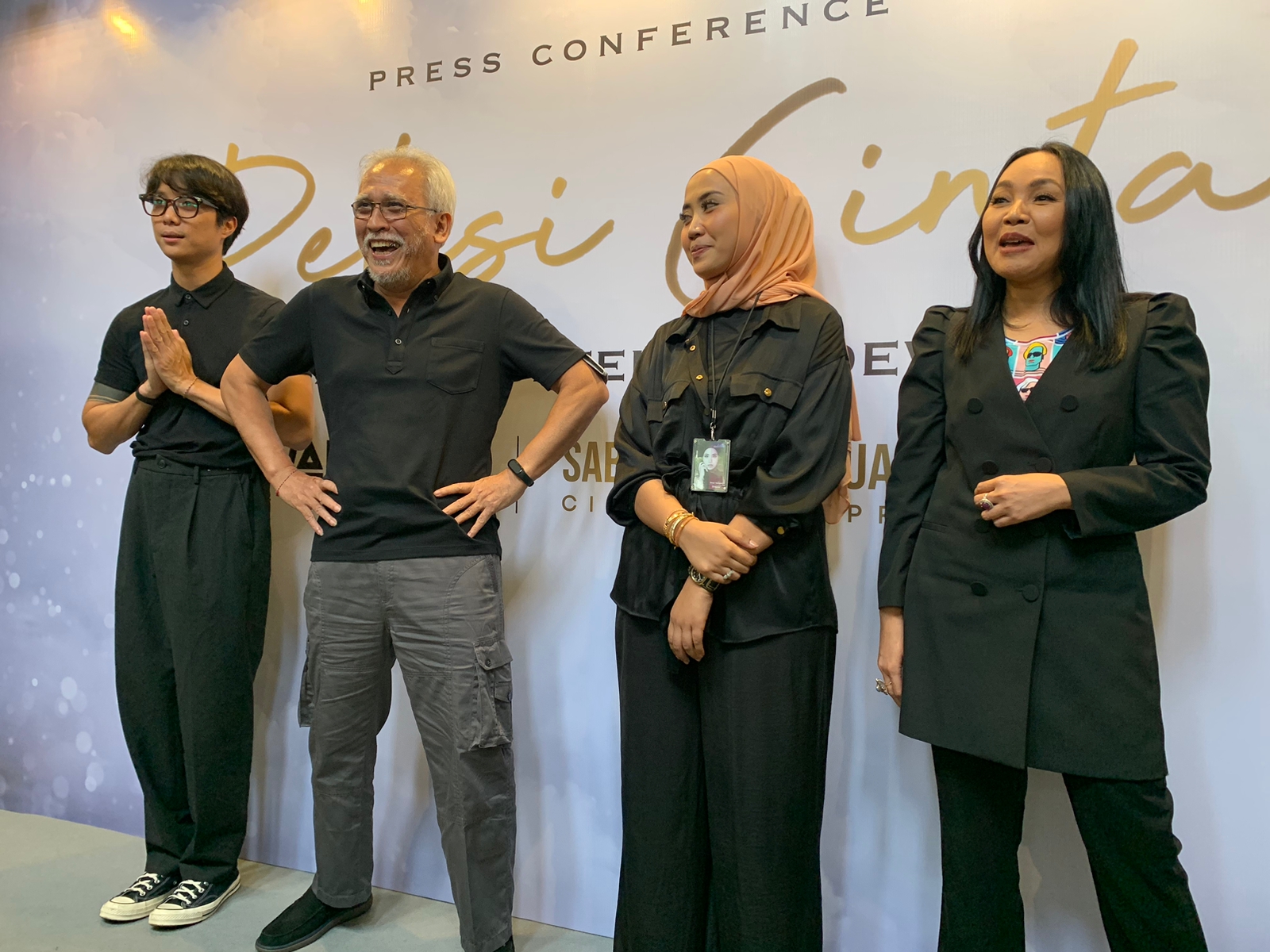 Iwan Fals bersama Dikta (paling kiri) dan Dewi Gita (paling kanan) dalam konpres konsernya.