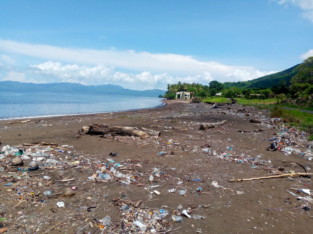 Pantai Kawaliwu dipenuhi sampah plastik