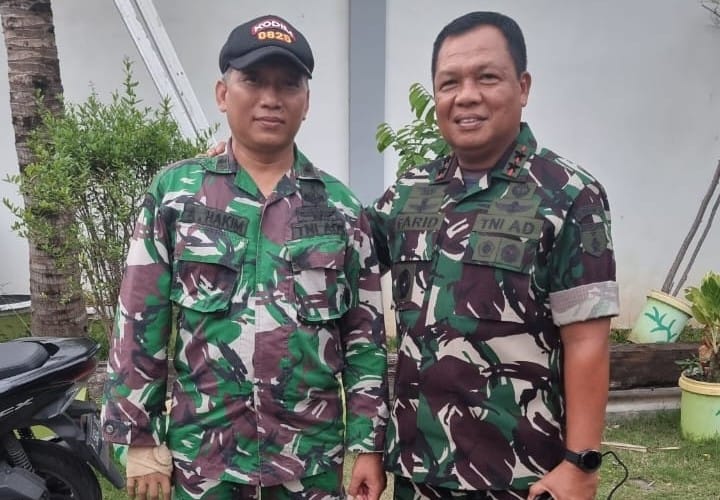 Pangdam V/ Brawijaya Mayjen TNI Farid Makruf  bersama Peltu Khusnul Abdul Hakim yang akan menerima bantuan tangan palsu baru.