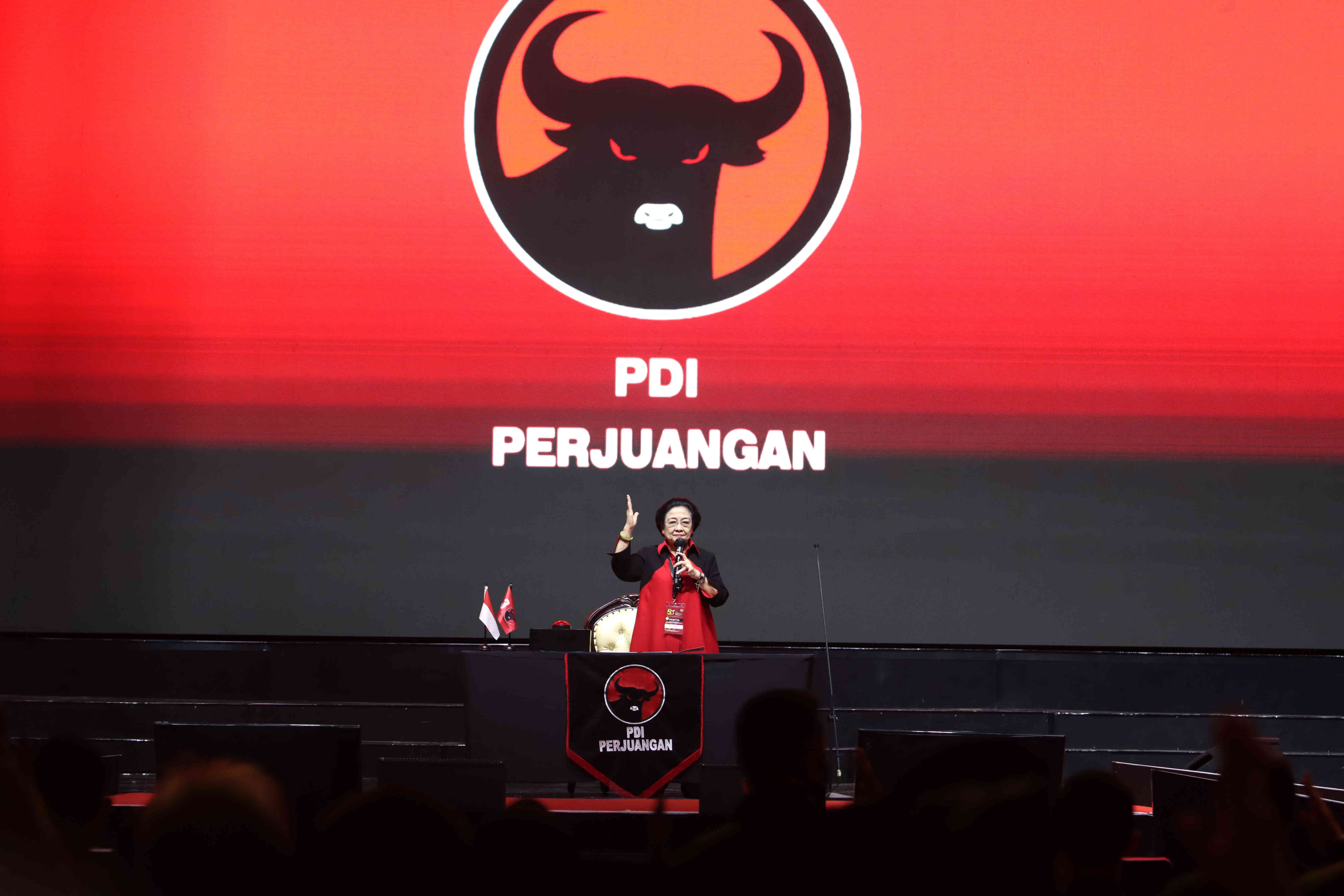 Ketua Umum Partai Demokrasi Indonesia Perjuangan Megawati Soekarnoputri memberikan pidato dalam HUT ke-50 PDI Perjuangan.
