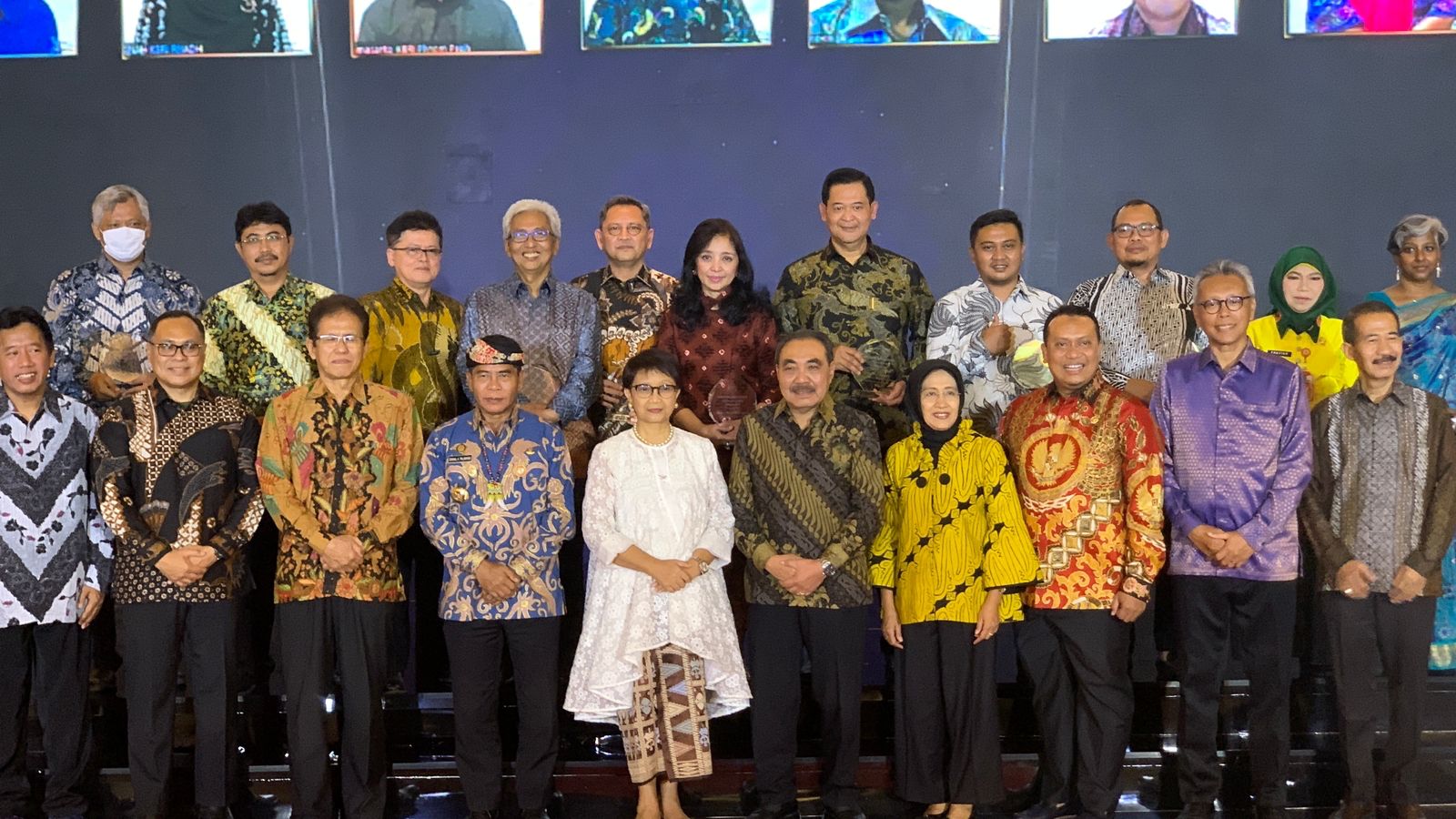 Penghargaan Hassan Wirajuda Perlindungan WNI untuk RPTC Tanjung Pinang Kemensos