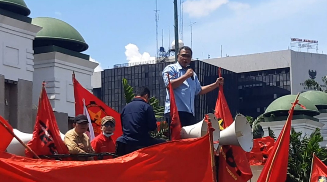 Ketua Umum DPP Konfederasi Serikat Pekerja Seluruh Indonesia (KSPSI) Moh. Jumhur Hidayat saat berorasi di depan DPR-RI, Selasa (10/1/2023)
