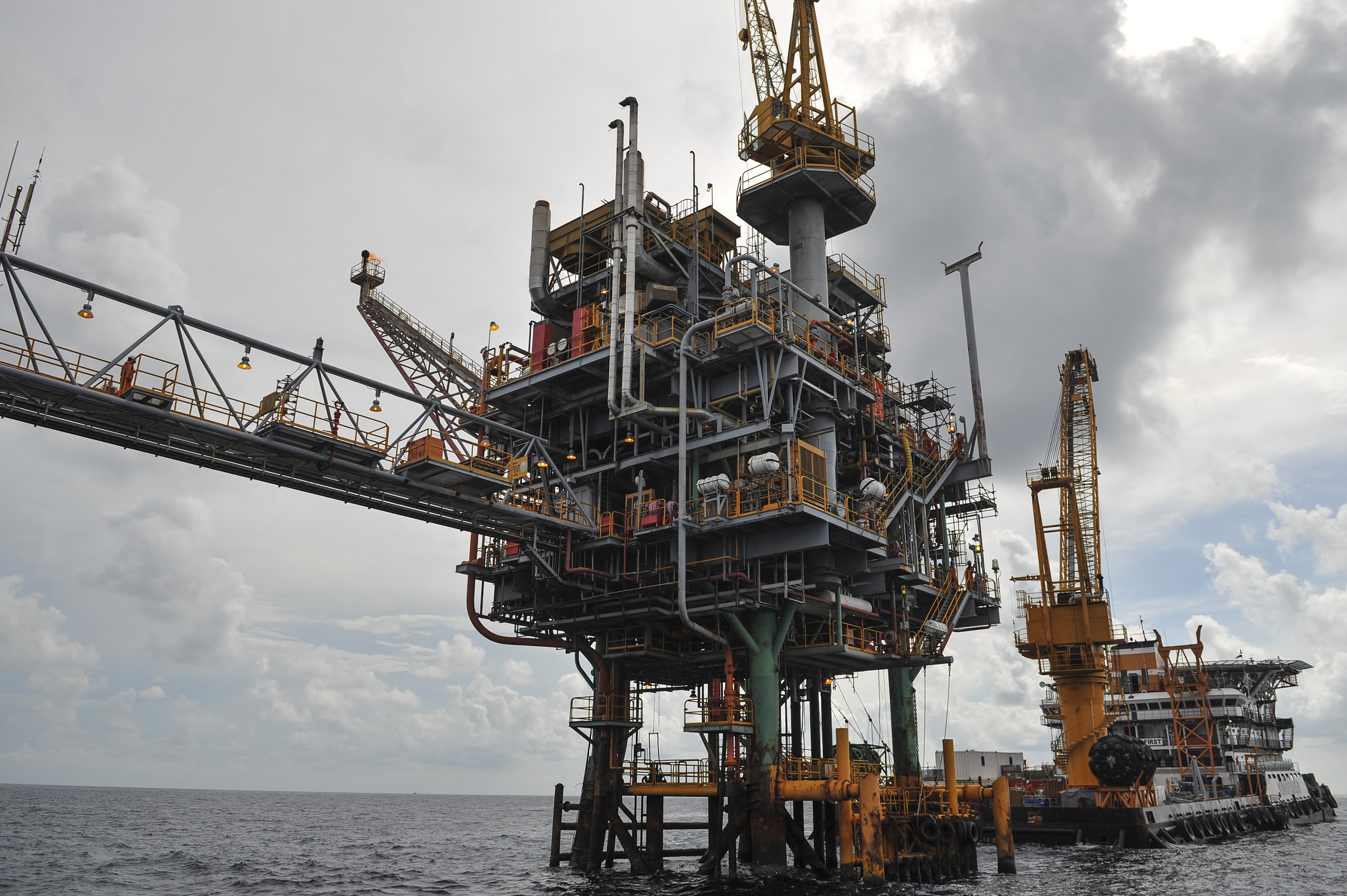 Ilustrasi anjungan produksi migas di lepas pantai.