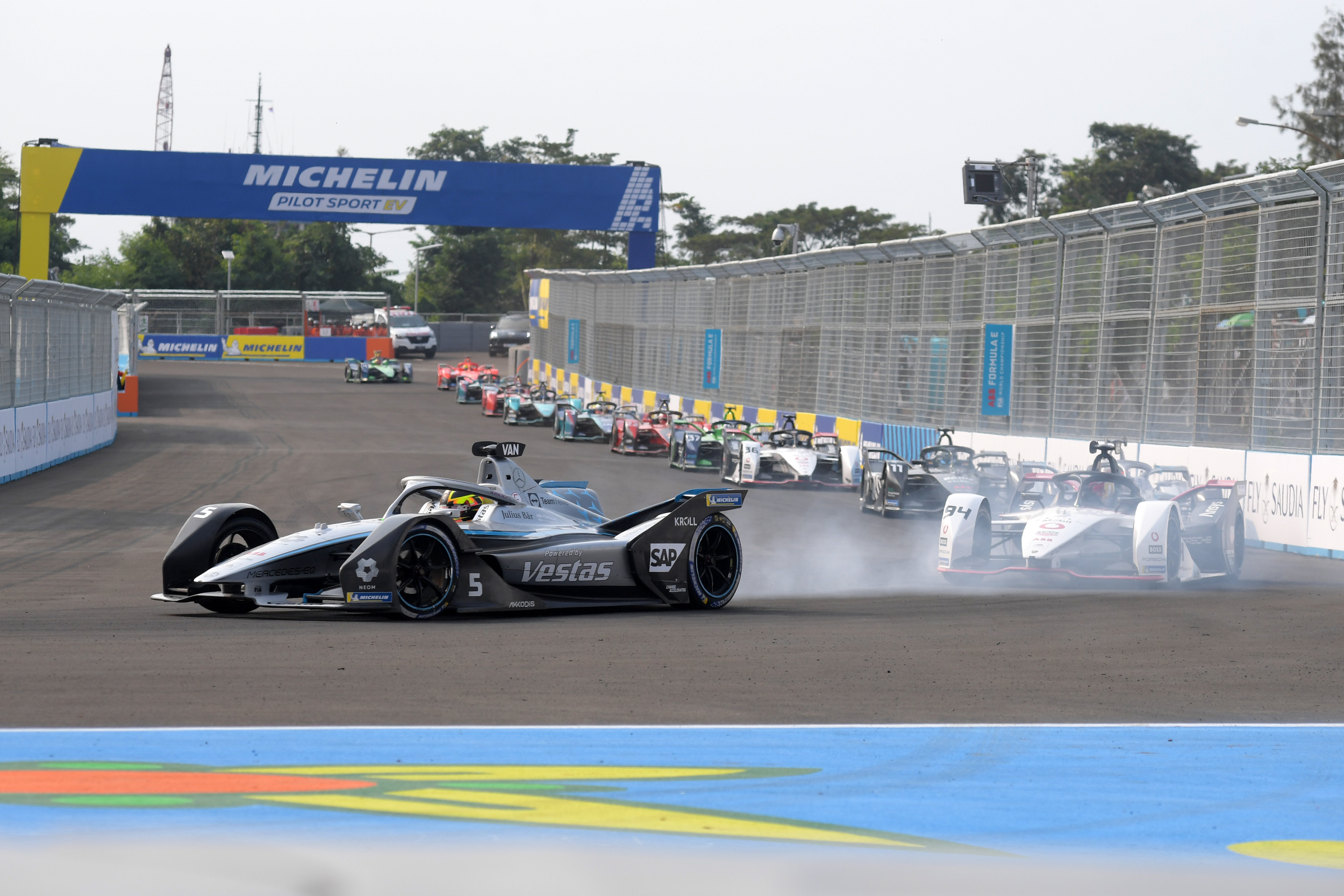 Pembalap beradu kecepatan pada balapan Formula E seri kesembilan di Jakarta International E-Prix Circuit (JIEC), Jakarta.