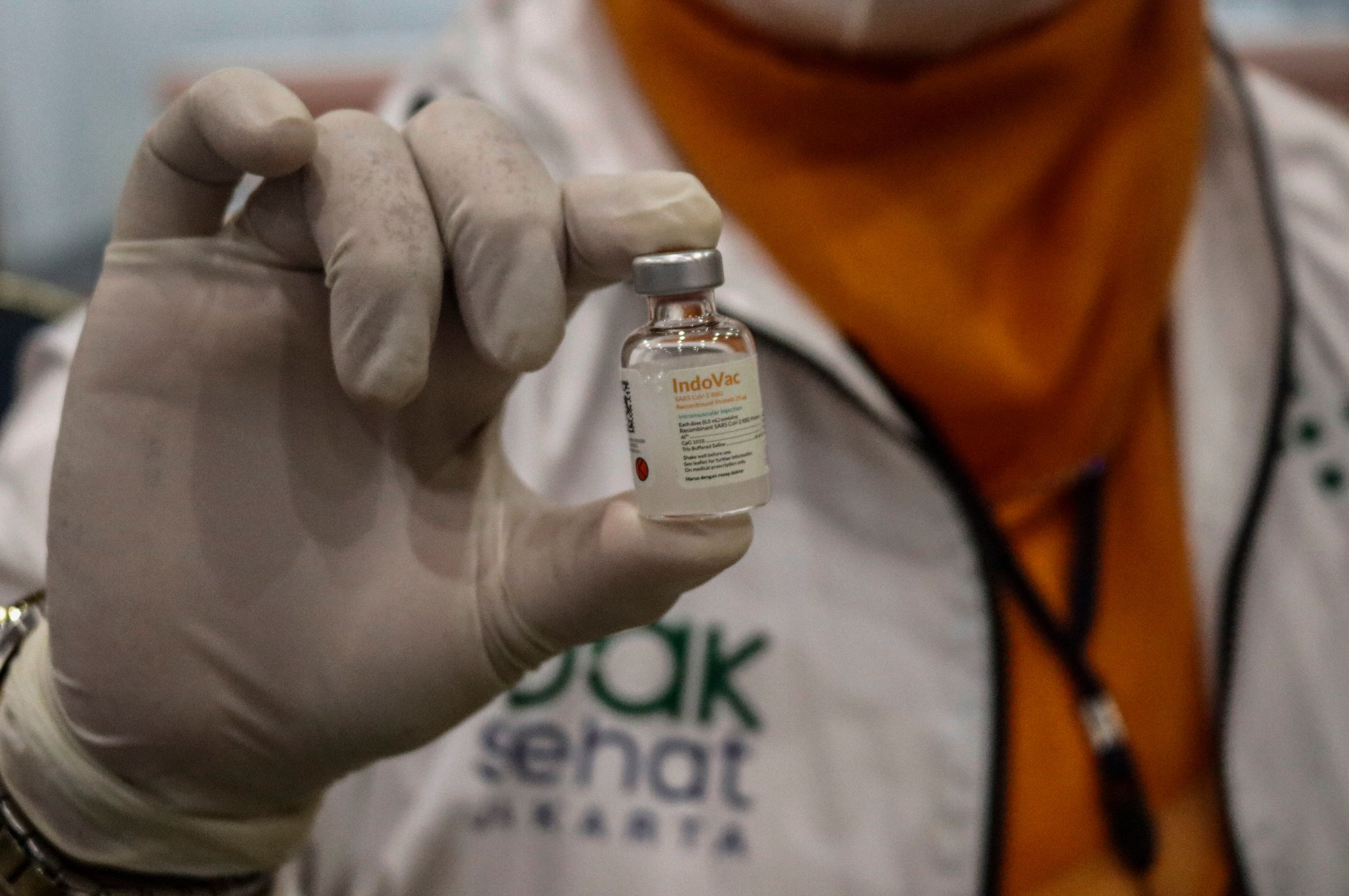  Tenaga kesehatan menunjukkan vaksin covid-19 Indovac saat peringatan Hari Kesehatan Nasional,  Senin (28/11/2022).