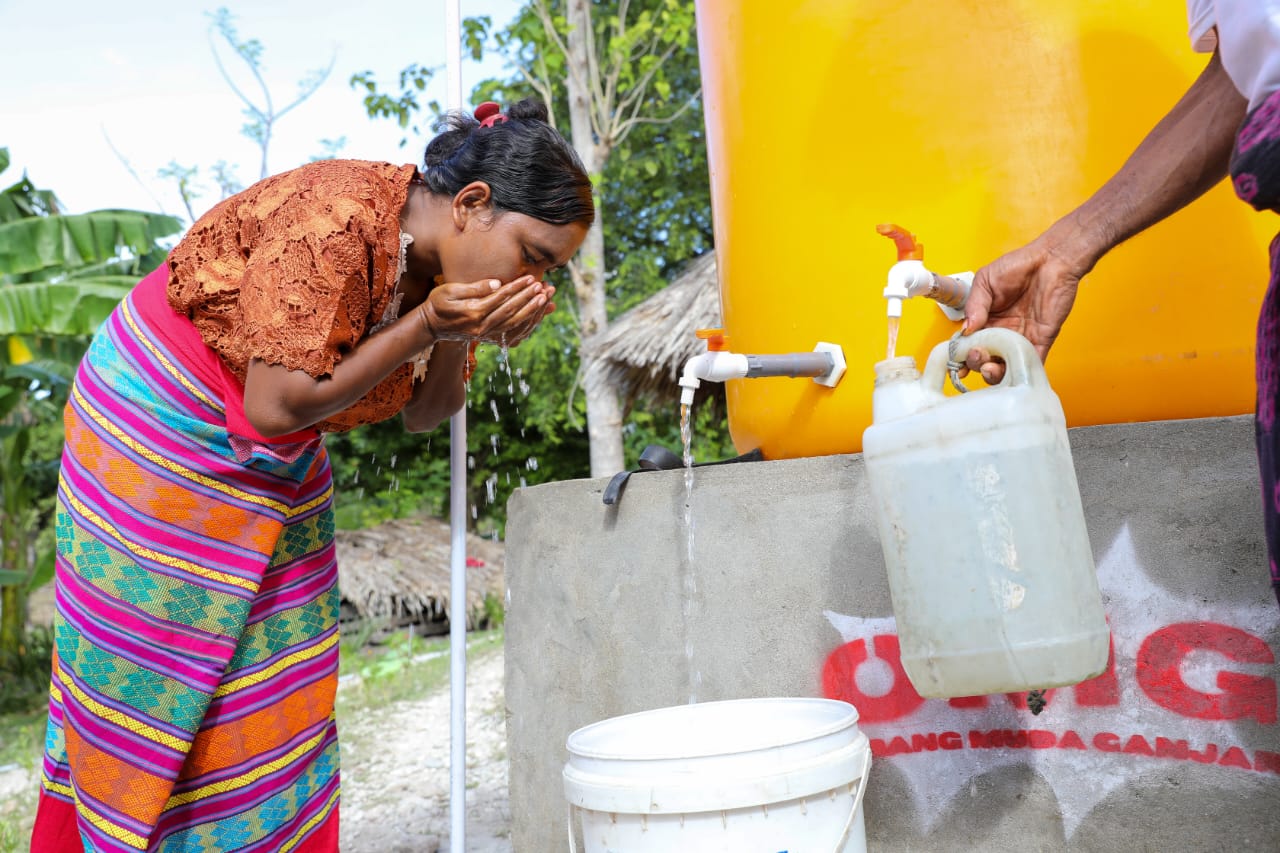 Bantu Masyarakat Desa Tuapukas, OMG NTT Bangun Penampungan Air dan Pasang Pompa