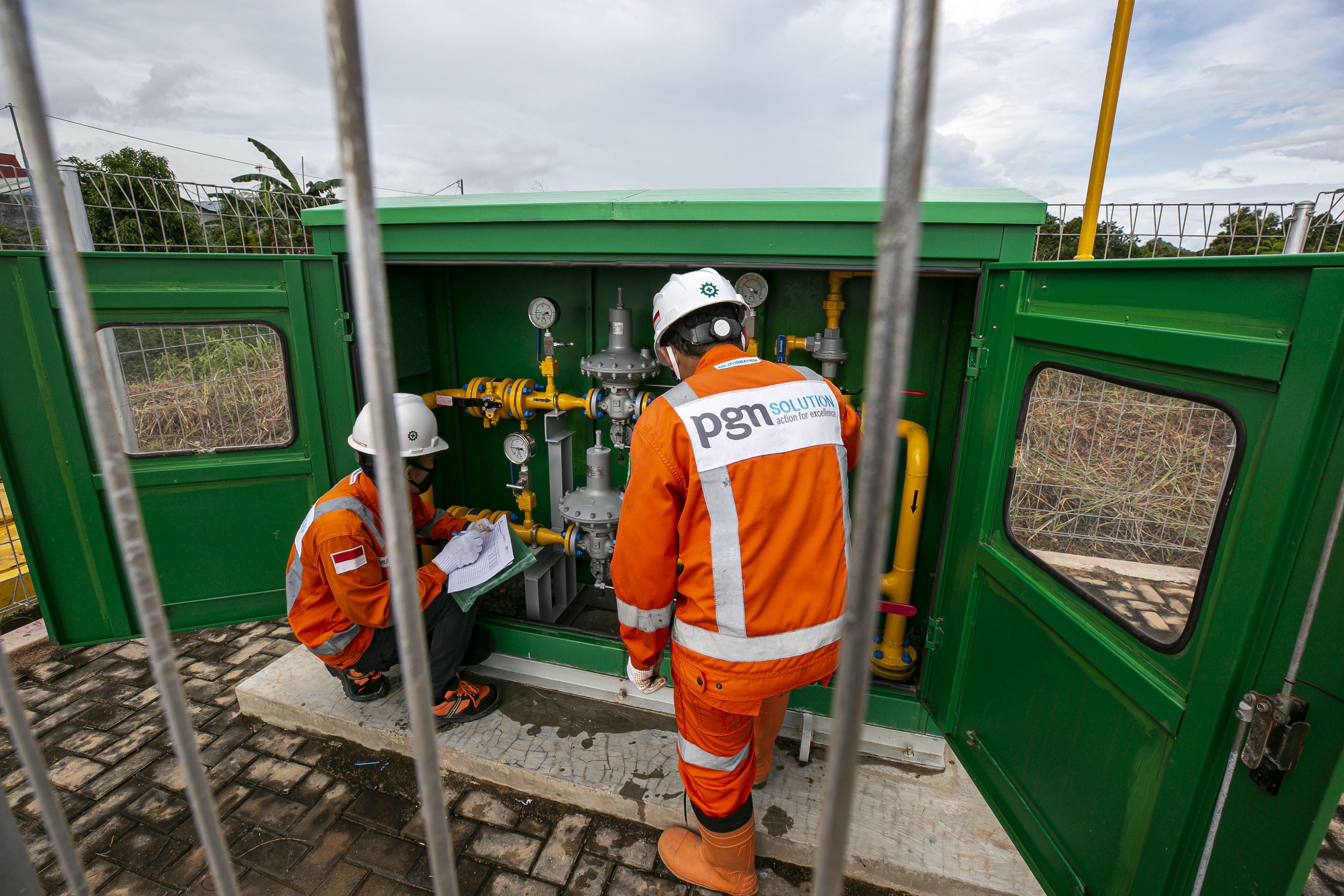 Petugas PGN melakukan pengecekan stasiun pengaturan tekanan jargas pelanggan rumah tangga.