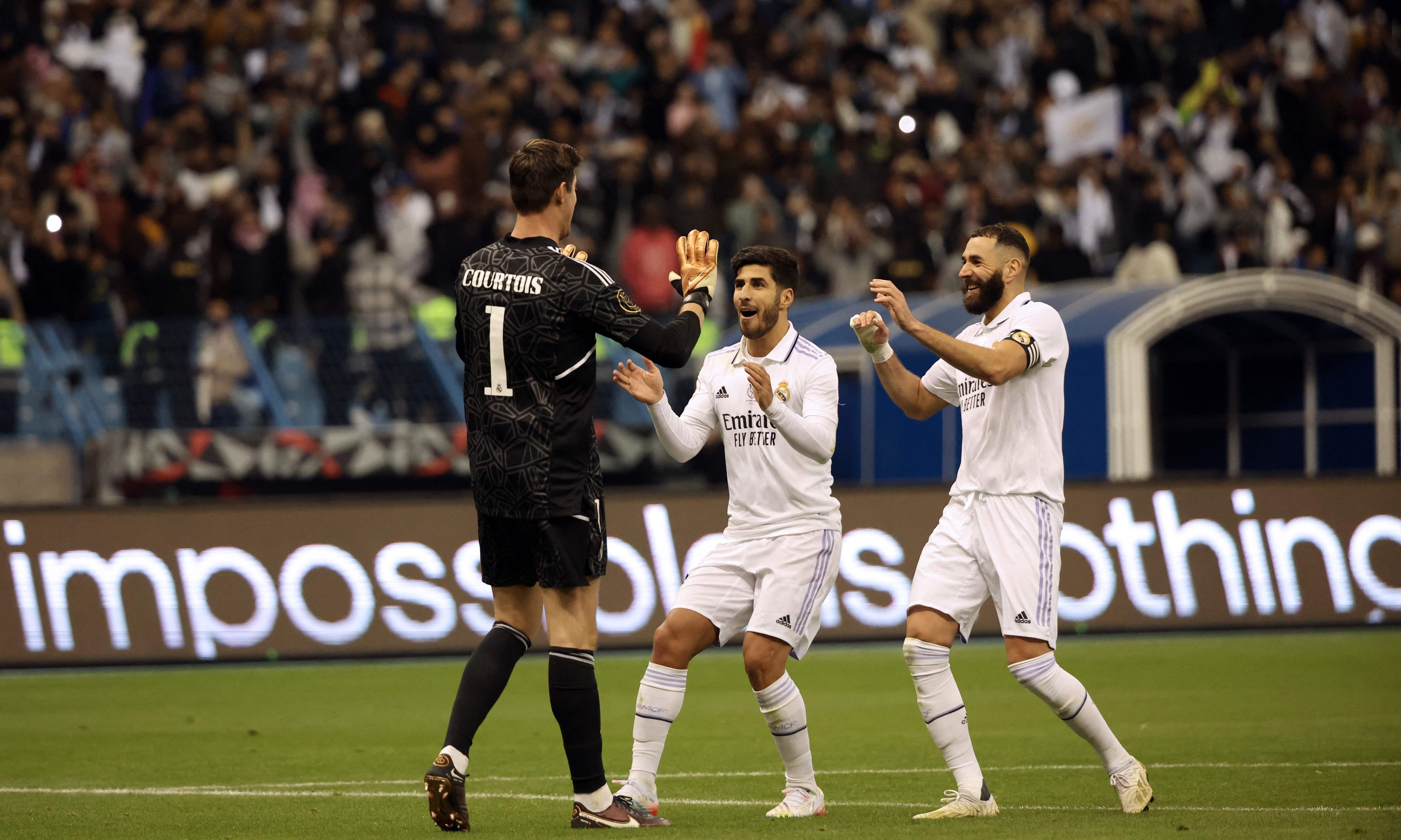 Penjaga gawang Real Madrid Thibaut Courtois diselamati oleh rekan-rekannya usai menjadi pahlawan kemenangan El Real atas Valencia.