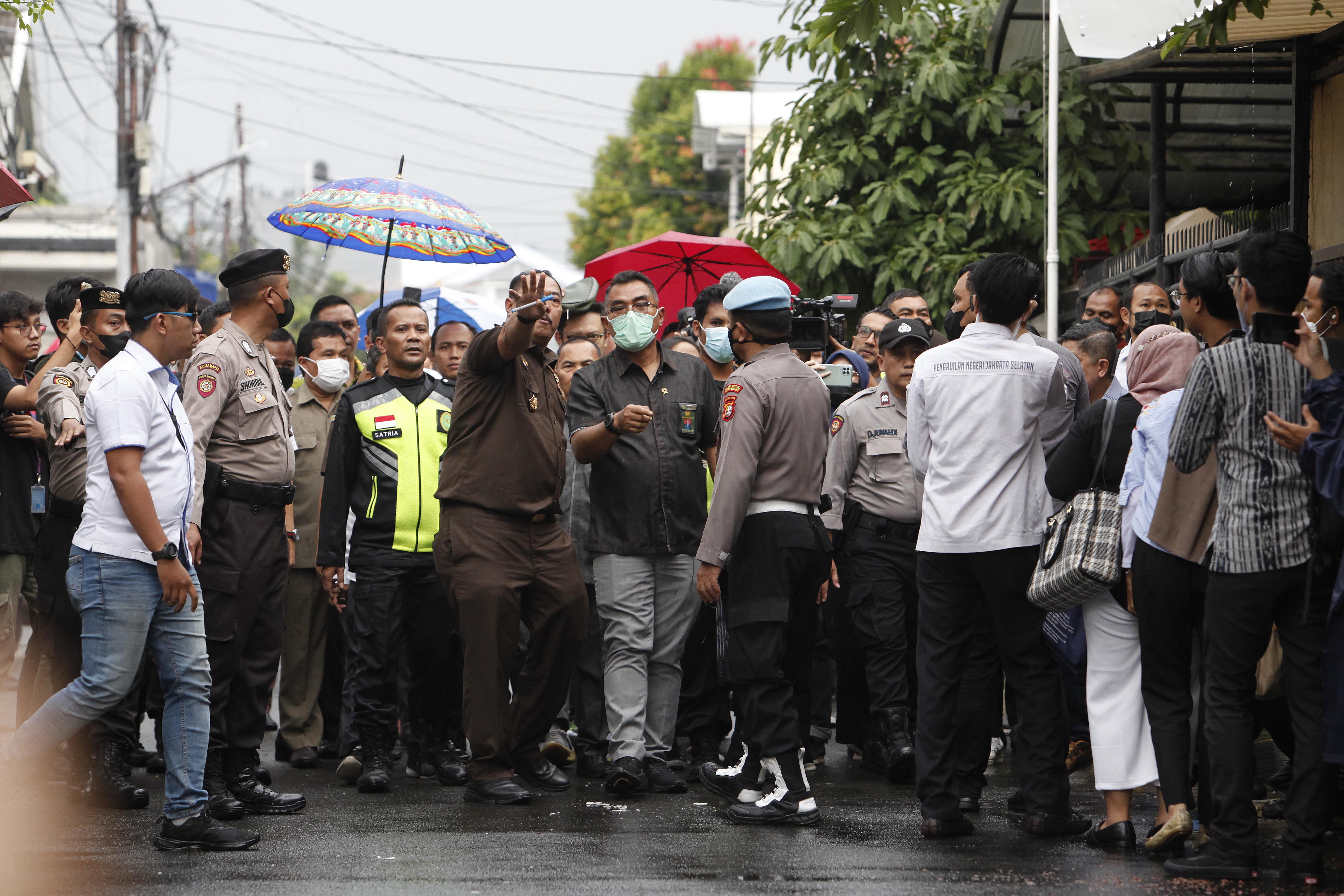 Ketua Majelis Hakim PN Jaksel Wahyu Iman Santosa (tengah) meninjau langsung rumah dinas terdakwa Ferdy Sambo, Rabu (4/1).