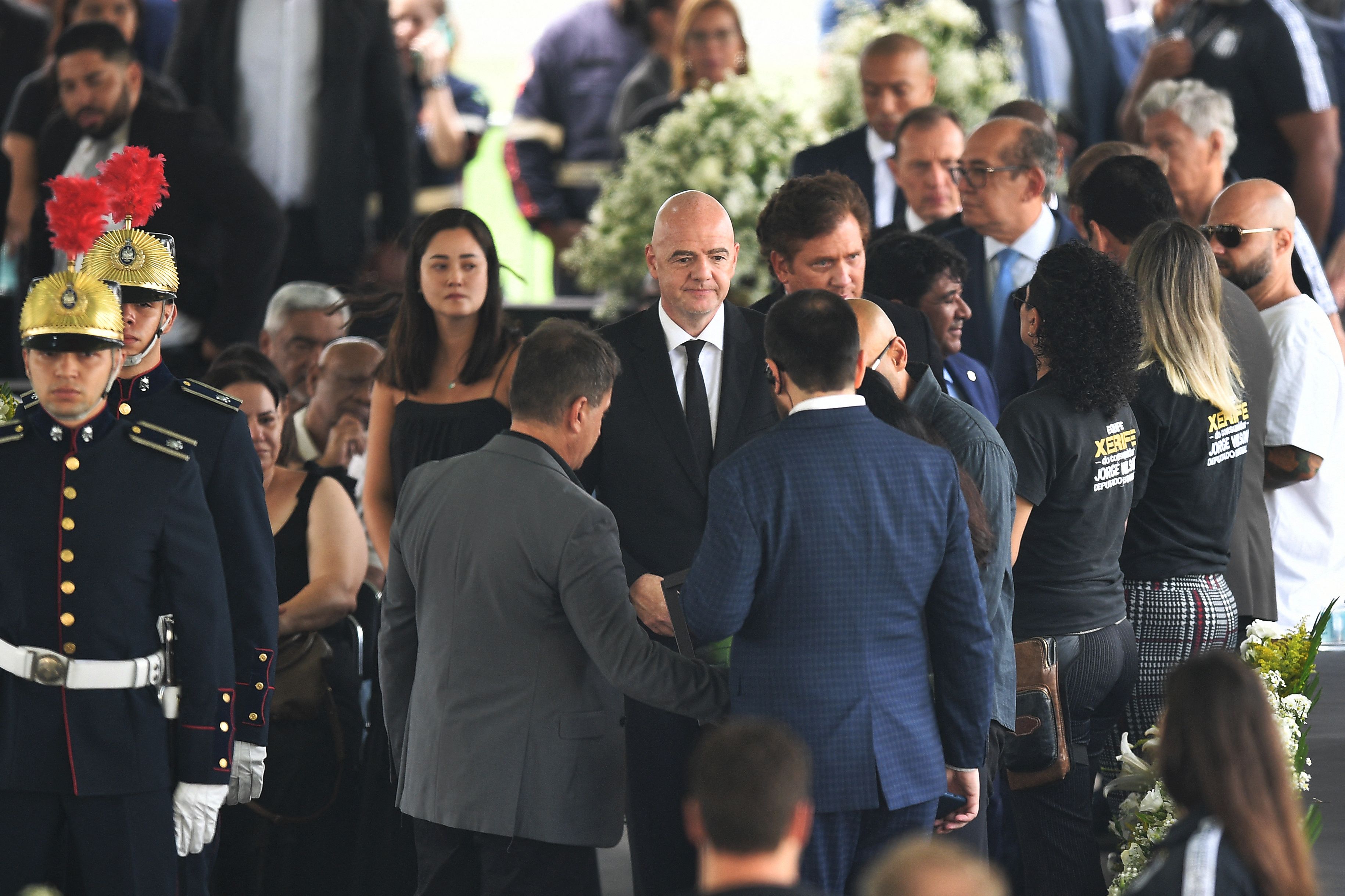 Presiden FIFA Gianni Infantino (tengah) saat menghadiri upacara pemakaman Pele di Sao Paulo, Brasil.