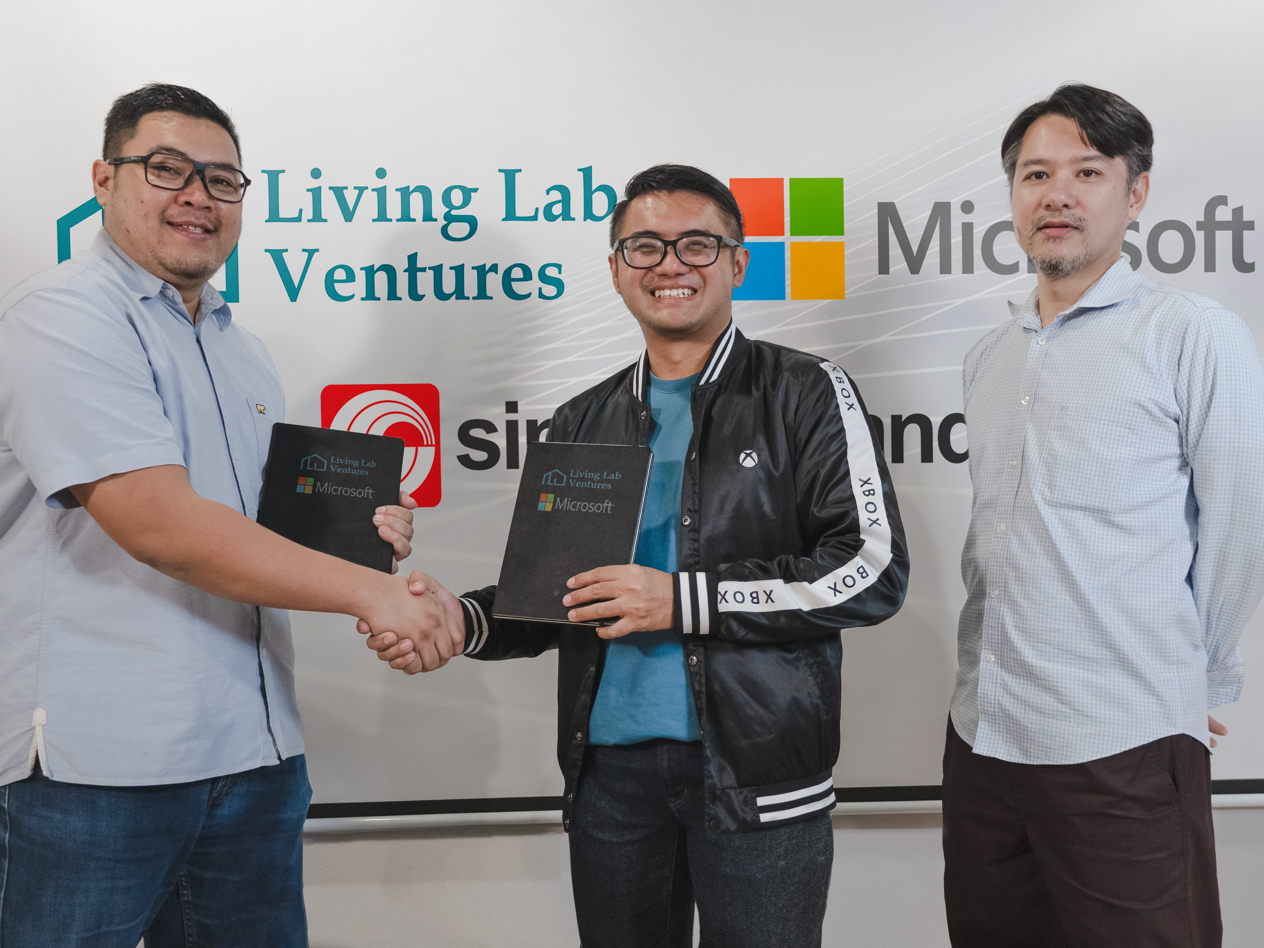 Makka Kesuma memberikan bantuan teknologi bagi startup yang diterima secara langsung oleh Bayu Seto dan didampingi Mulyawan Gani.