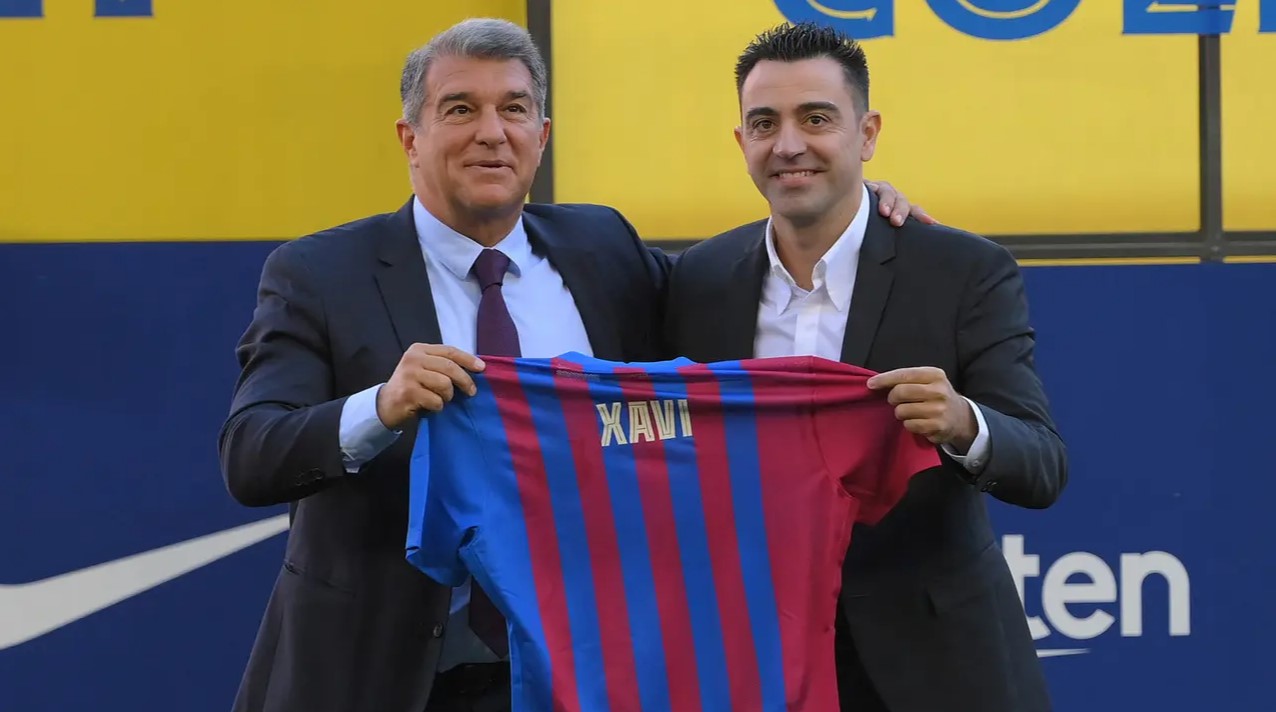 Presiden Barcelona Joan Laporta (kiri) bersama pelatih Xavi Hernandez