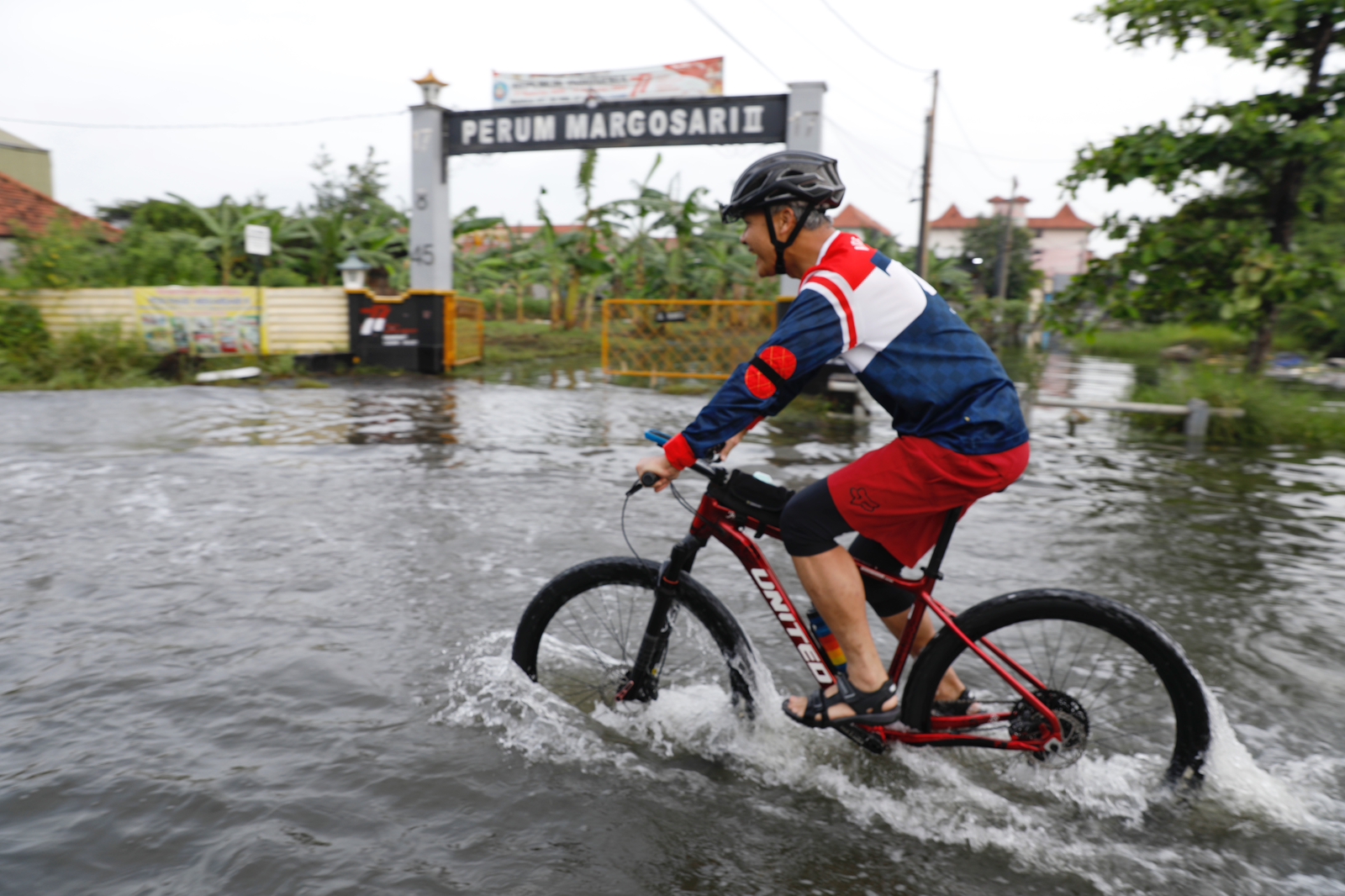 Gubernur Jawa Tengah Ganjar Pranowo Sambil gowes pada Selasa (3/1) pagi, meninjau kampung yang kebanjiran di Kota Semarang.