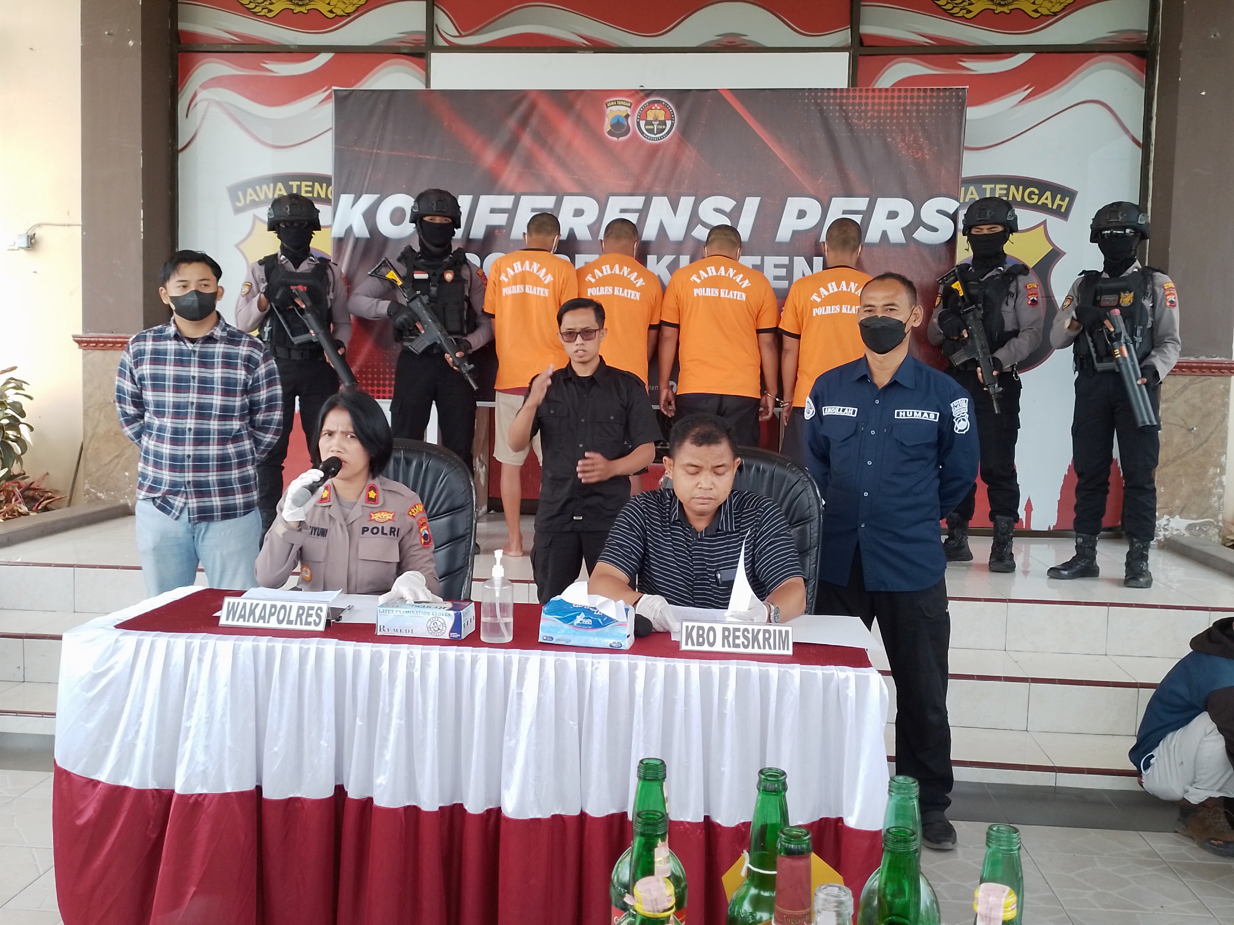 Wakapolres Klaten, Kompol Tri Wakhyuni kepada wartawan di Mapolres Klaten, memaparkan alasan 4 warga Manirenggo, Klaten, yang ditahan.