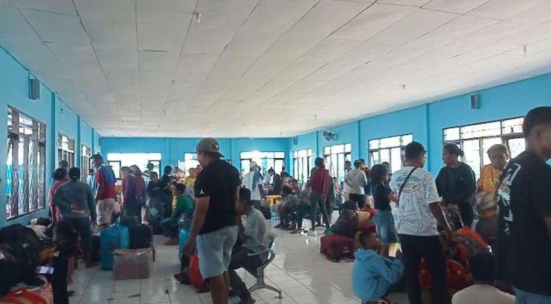 Puncak Arus Balik, Ratusan Penumpang Padati Pelabuhan Larantuka