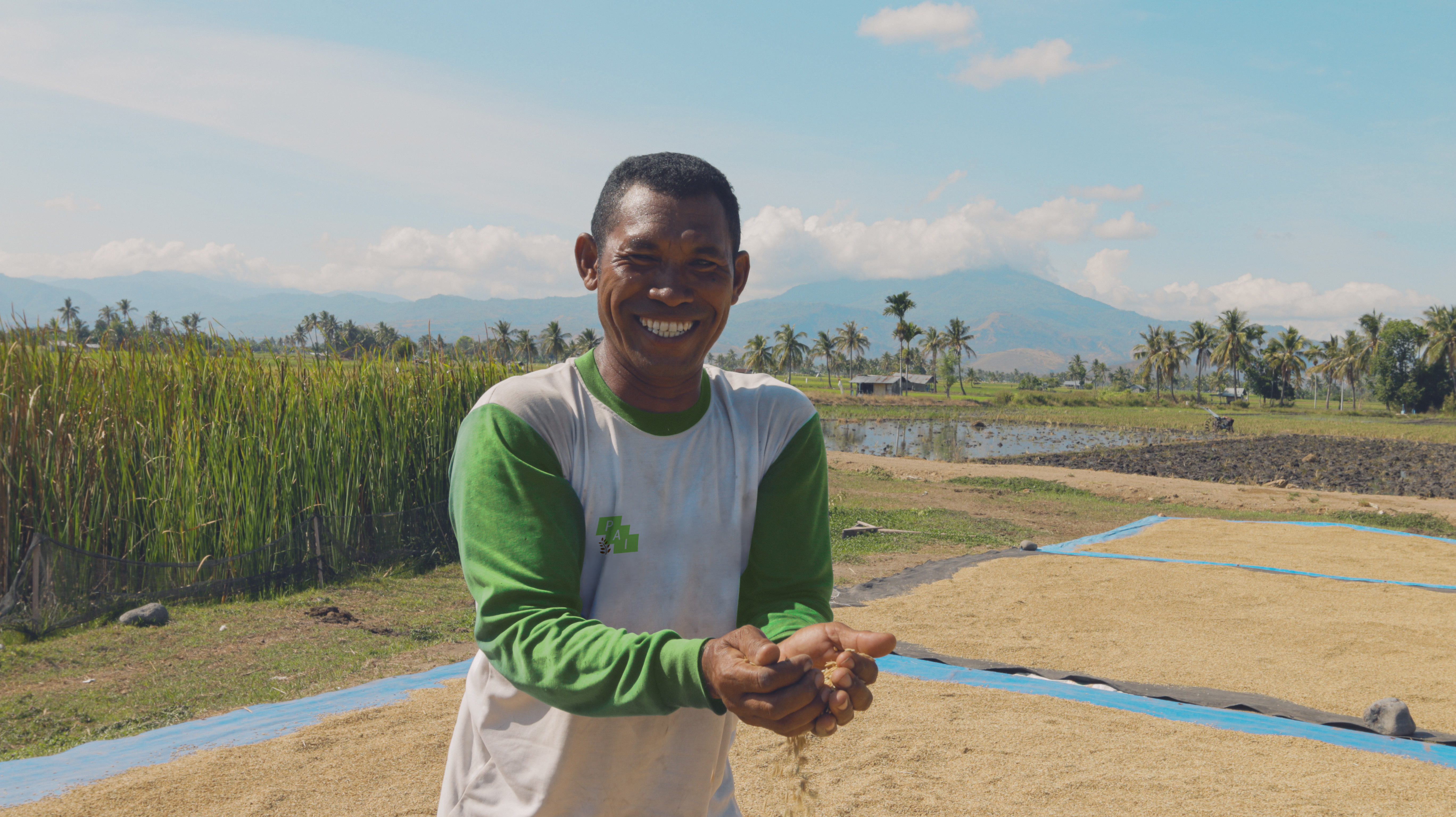 Petani di Nagekeo, NTT menunjukan hasil panenan.