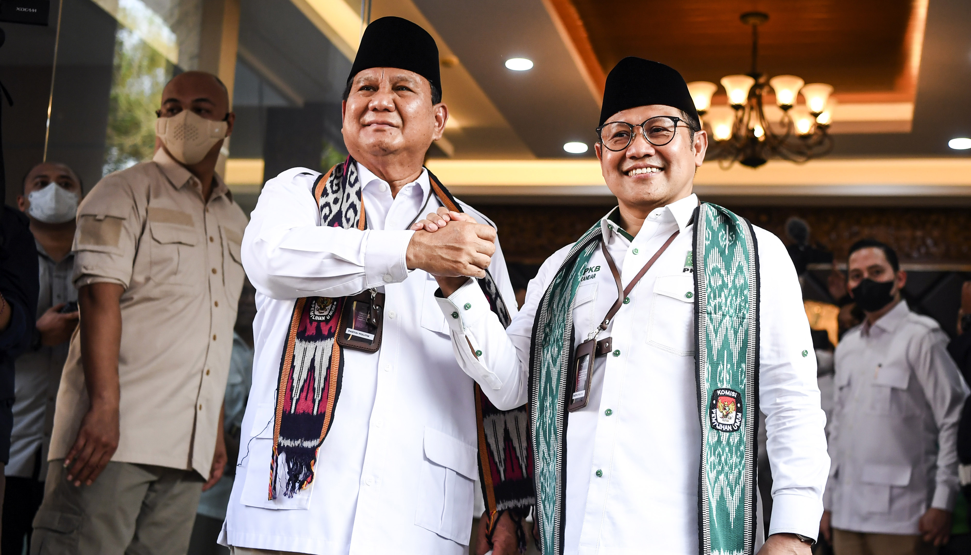 Ketua Umum Partai Gerindra Prabowo Subianto (kiri) bersama dengan Ketua Umum Partai Kebangkitan Bangsa (PKB) Muhaimin Iskandar (kanan).