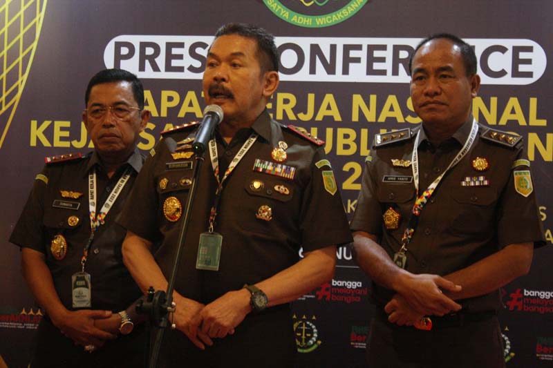 Jaksa Agung Sanitiar Burhanuddin (tengah).