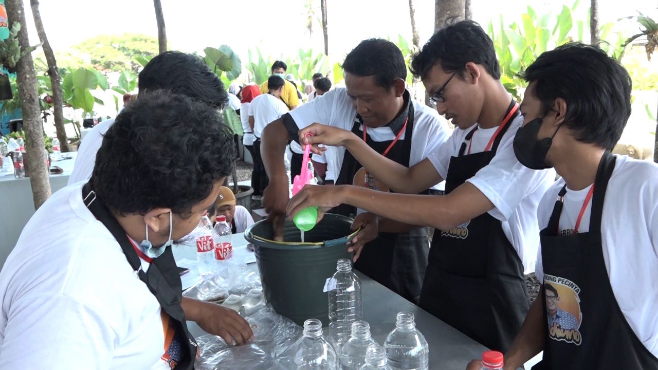 Pelatihan pembuatan sabun pencuci piring sebagai bekal memulai berwirausaha 