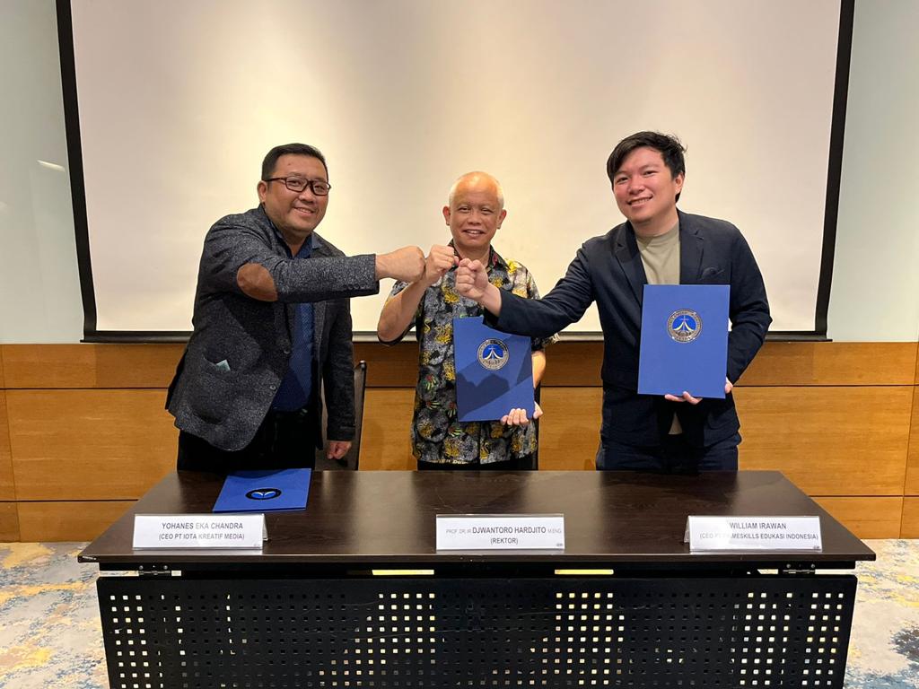 CEO Primeskills William Irawan (kanan) saat penandatanganan kerja sama dengan Universitas Kristen Petra dan PT IOTA Kreatif Media.