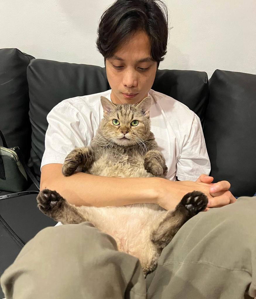 Pradikta Wicaksono (Dikta) bermain dengan kucing peliharaannya, Jimbon